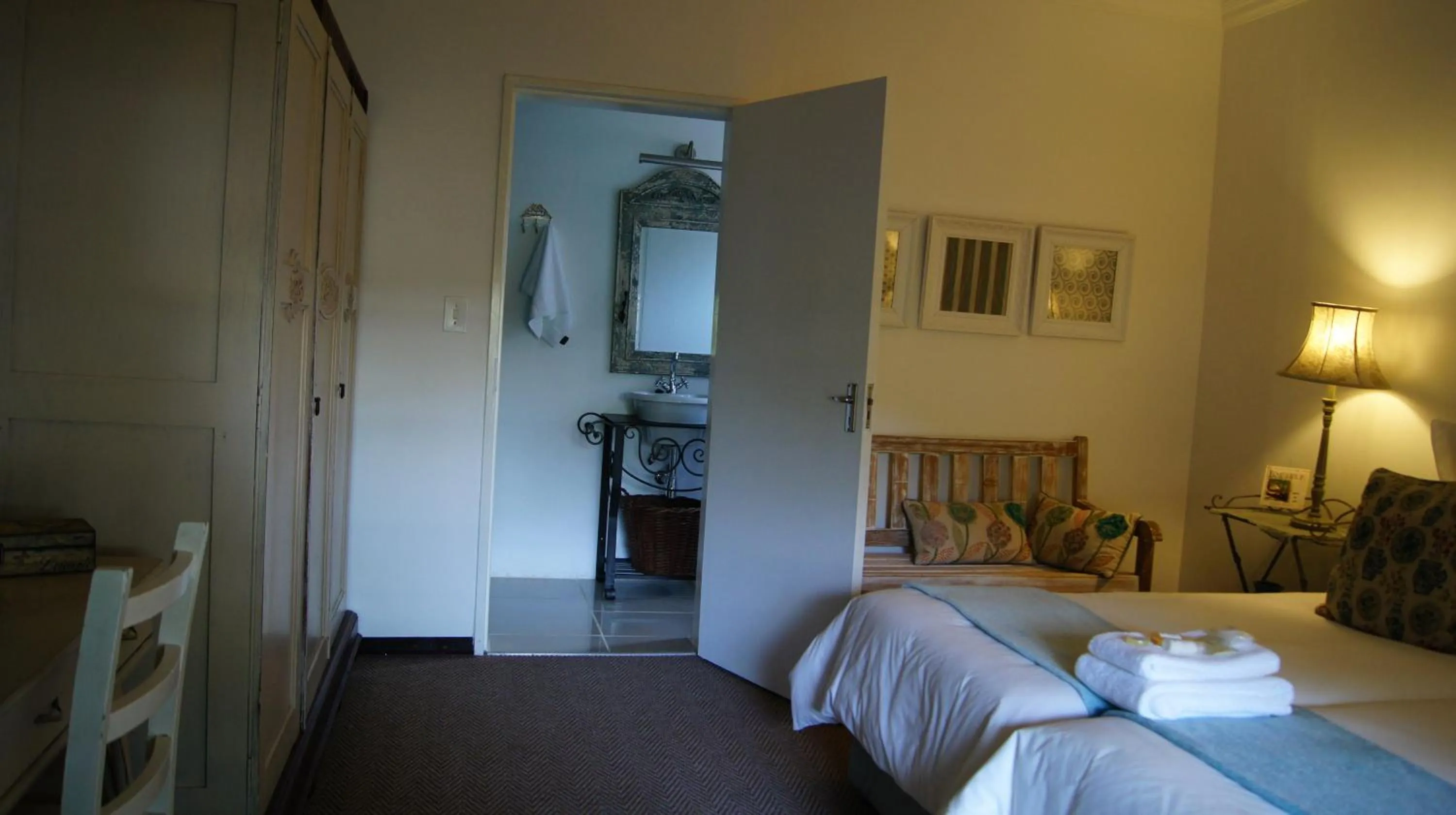 Bed in Cunningham Cottage Guest House