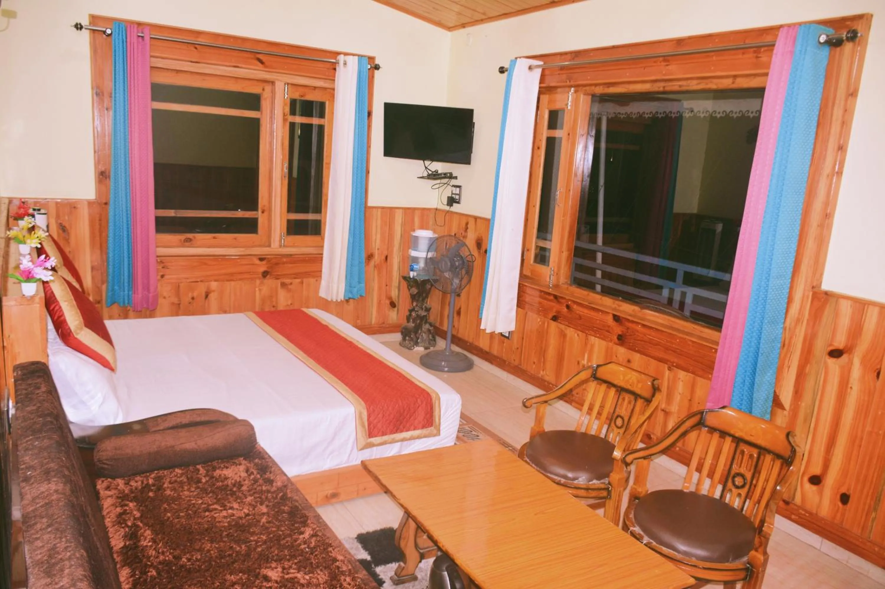 Communal lounge/ TV room in Anurag Hotel