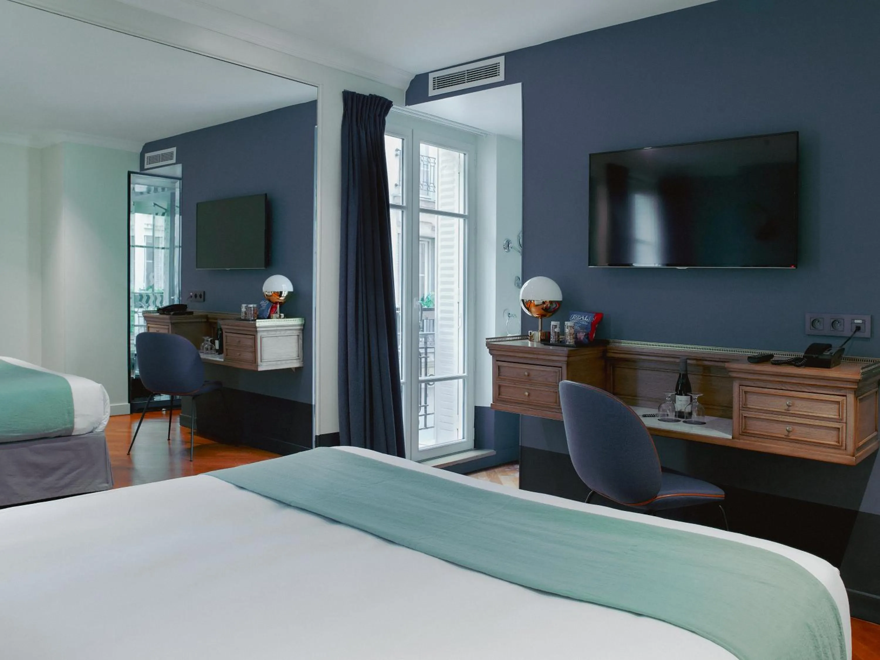 Bed in Hotel Bachaumont