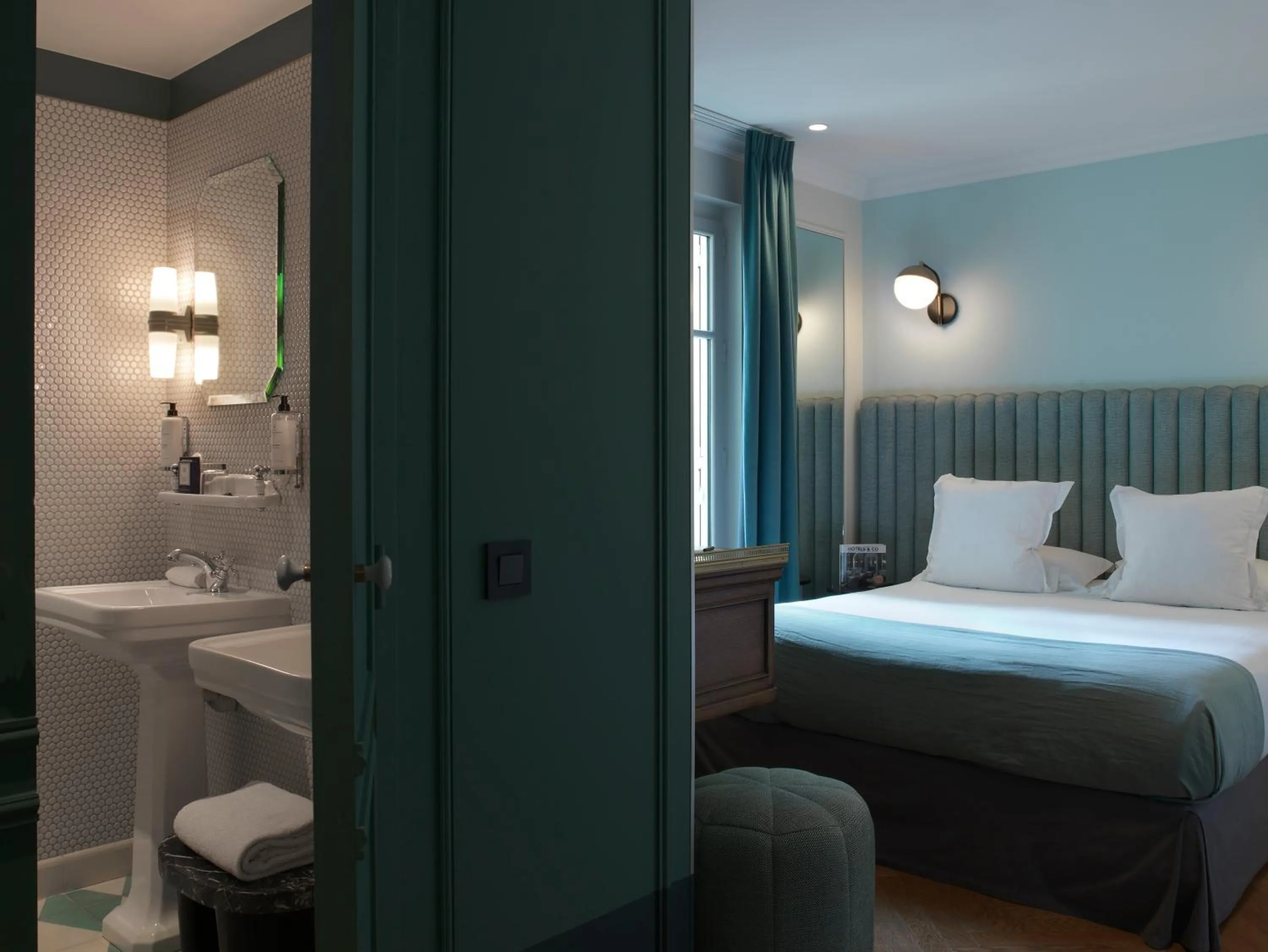 Bathroom, Bed in Hotel Bachaumont