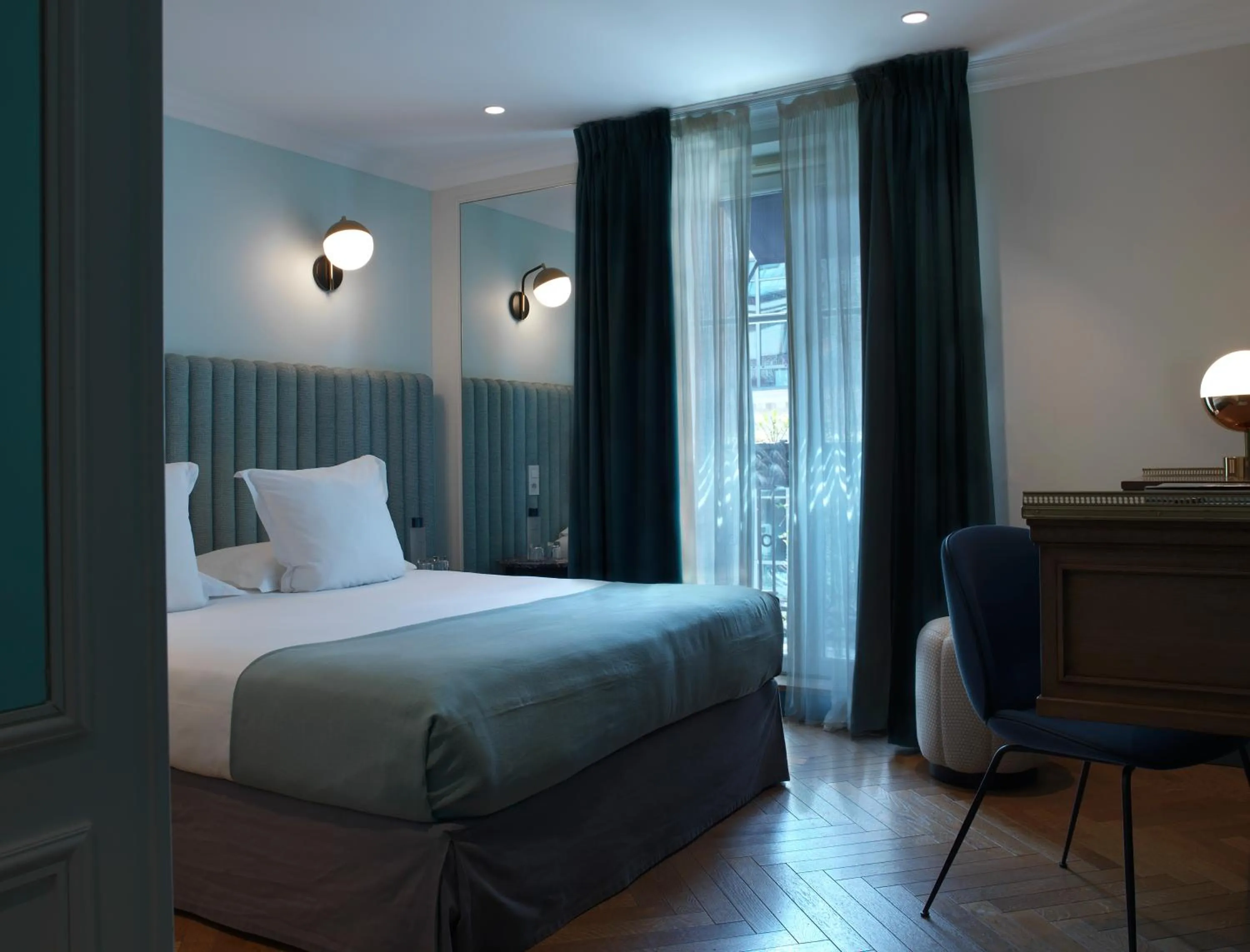 Bed in Hotel Bachaumont