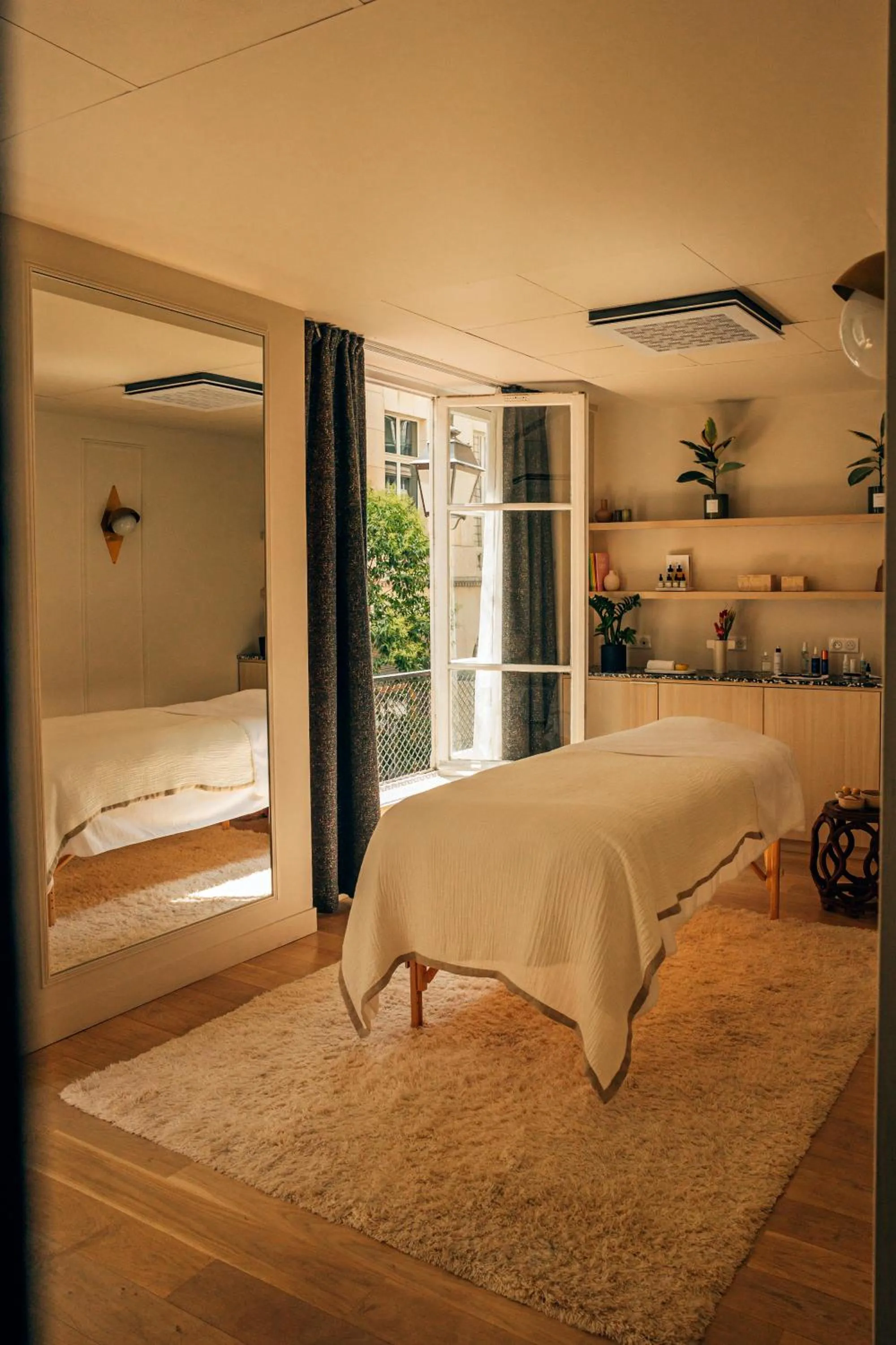 Massage, Bed in Hotel Bachaumont