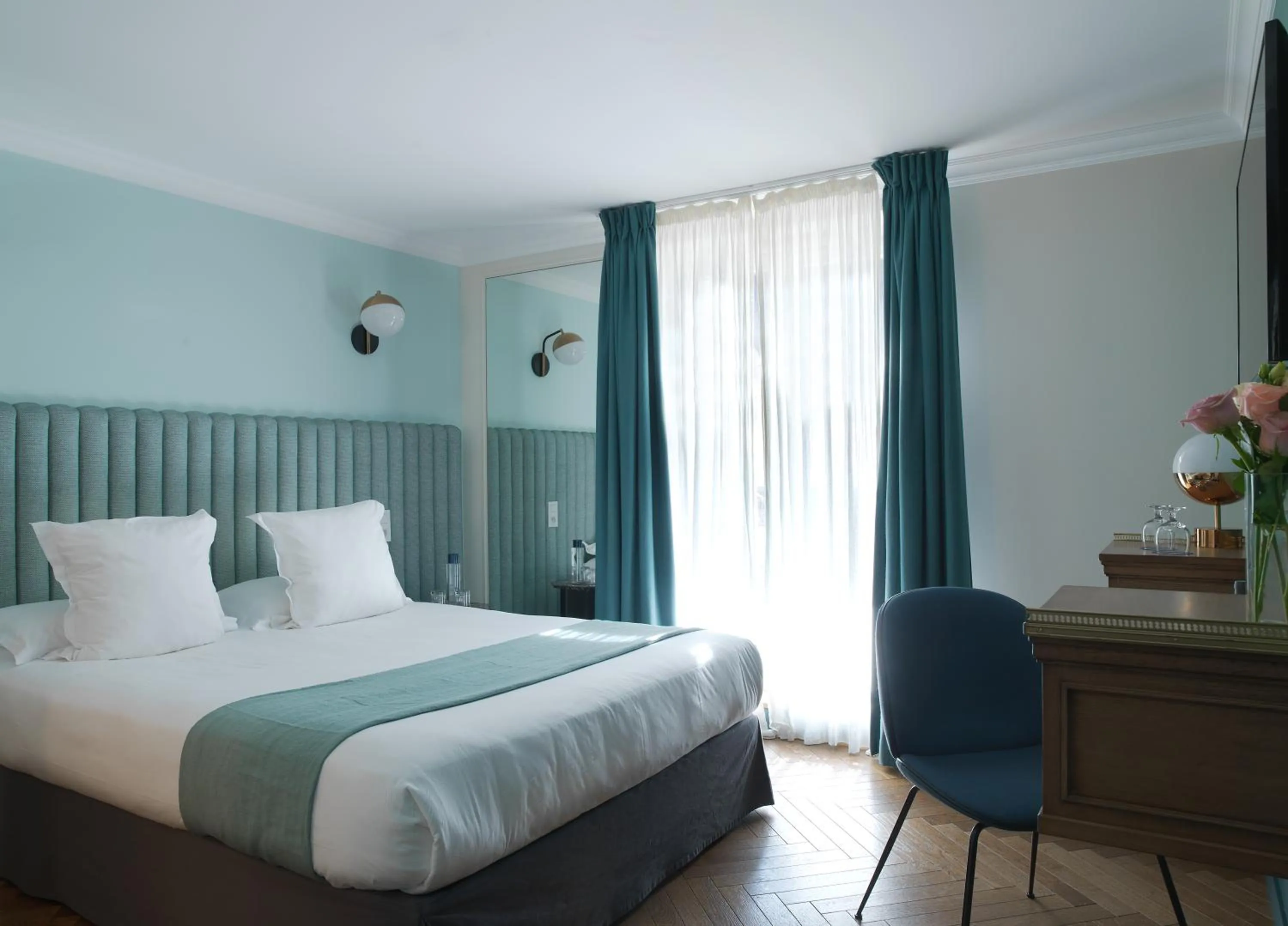 Bed in Hotel Bachaumont