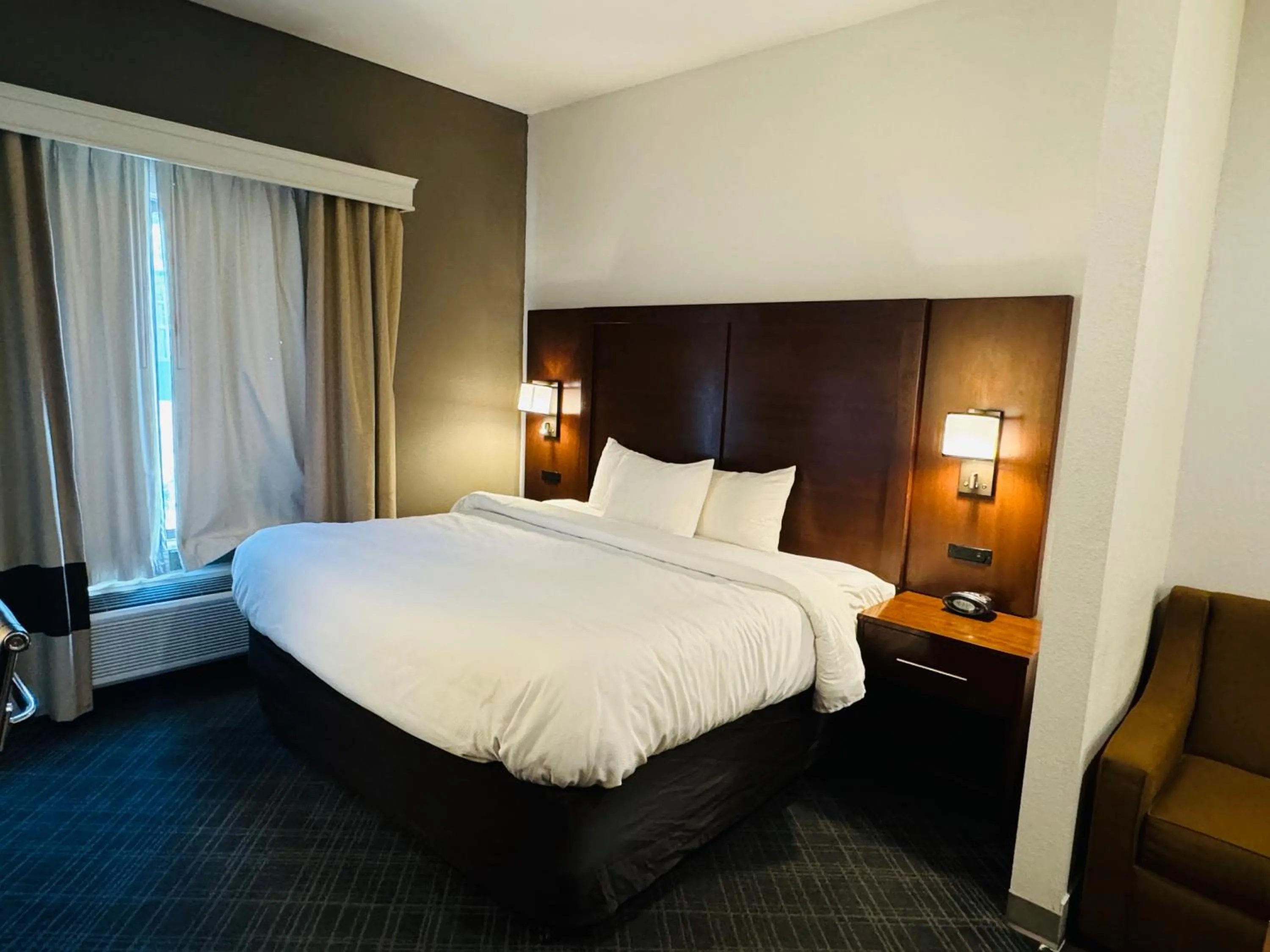 Bedroom, Bed in Comfort Suites Plymouth near US-30