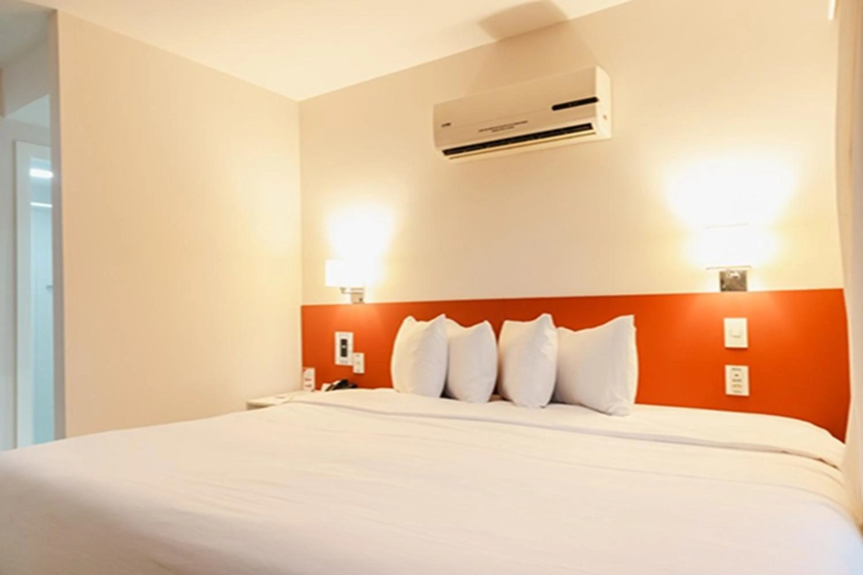 Bed in Ramada Hotel & Suites Campos Pelinca