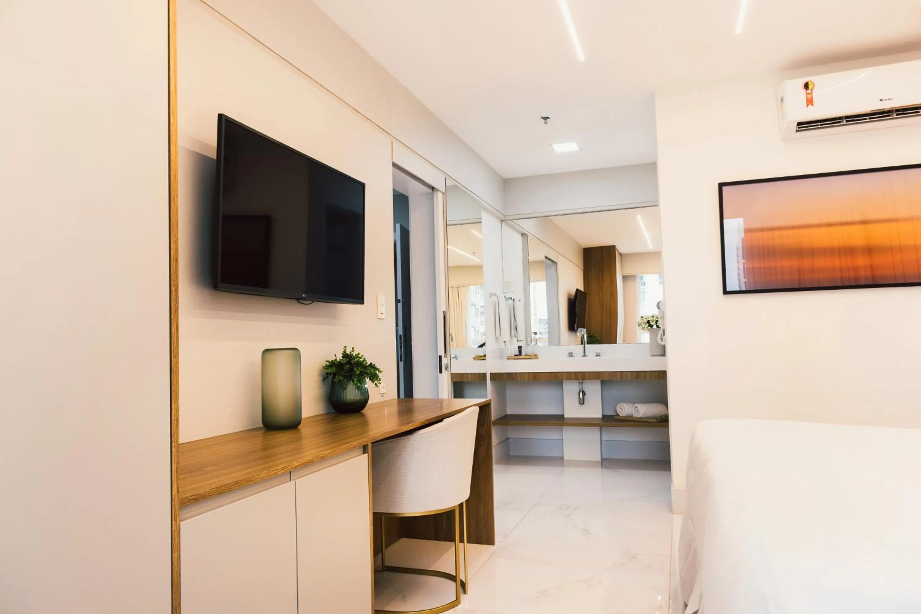 TV and multimedia in Ramada Hotel & Suites Campos Pelinca