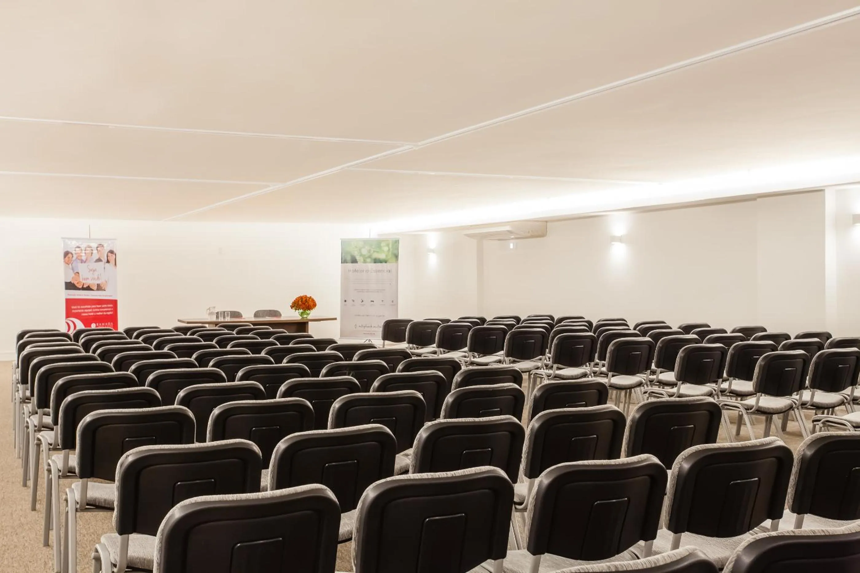 Meeting/conference room in Ramada Hotel & Suites Campos Pelinca