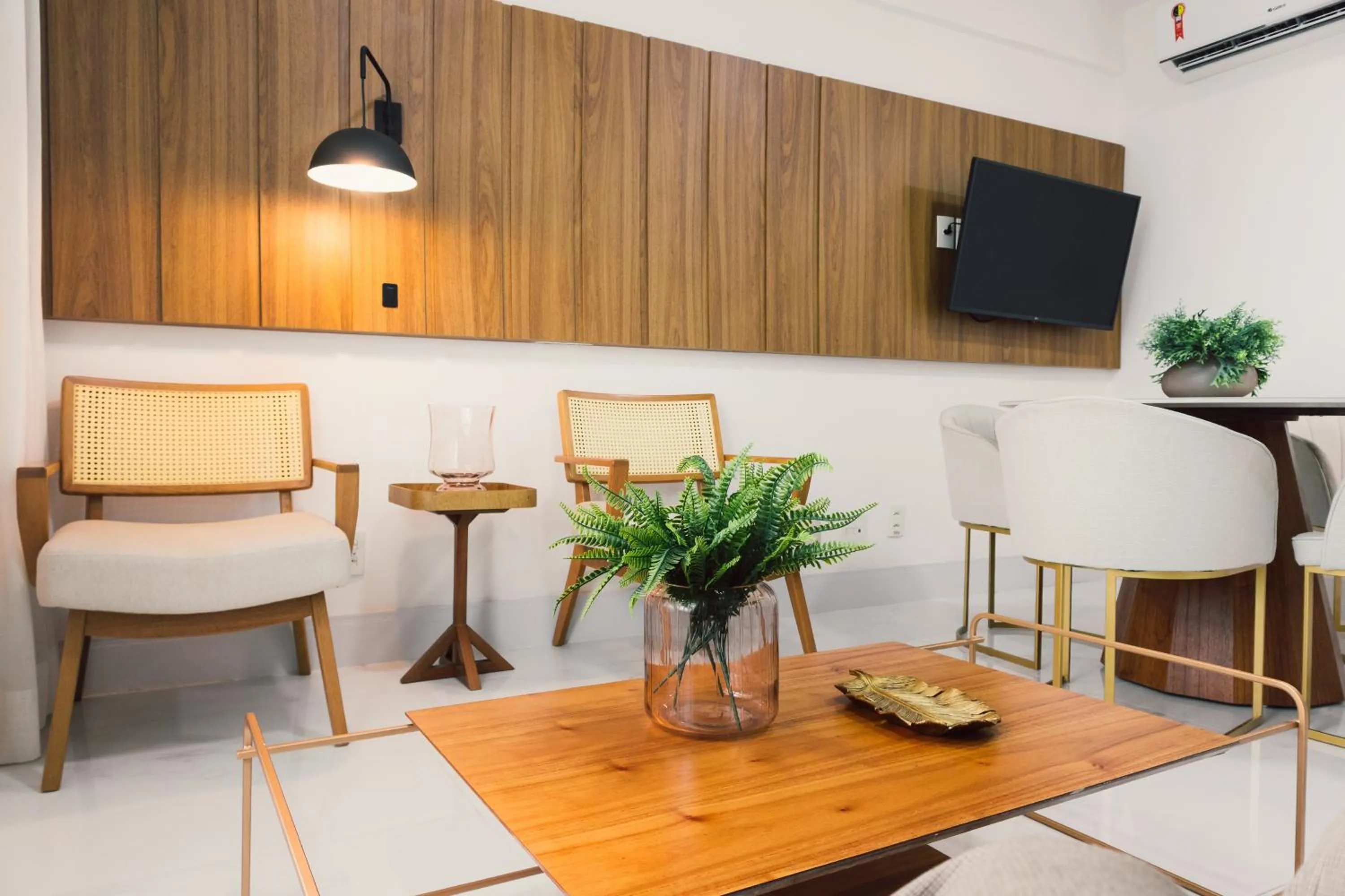 Living room in Ramada Hotel & Suites Campos Pelinca