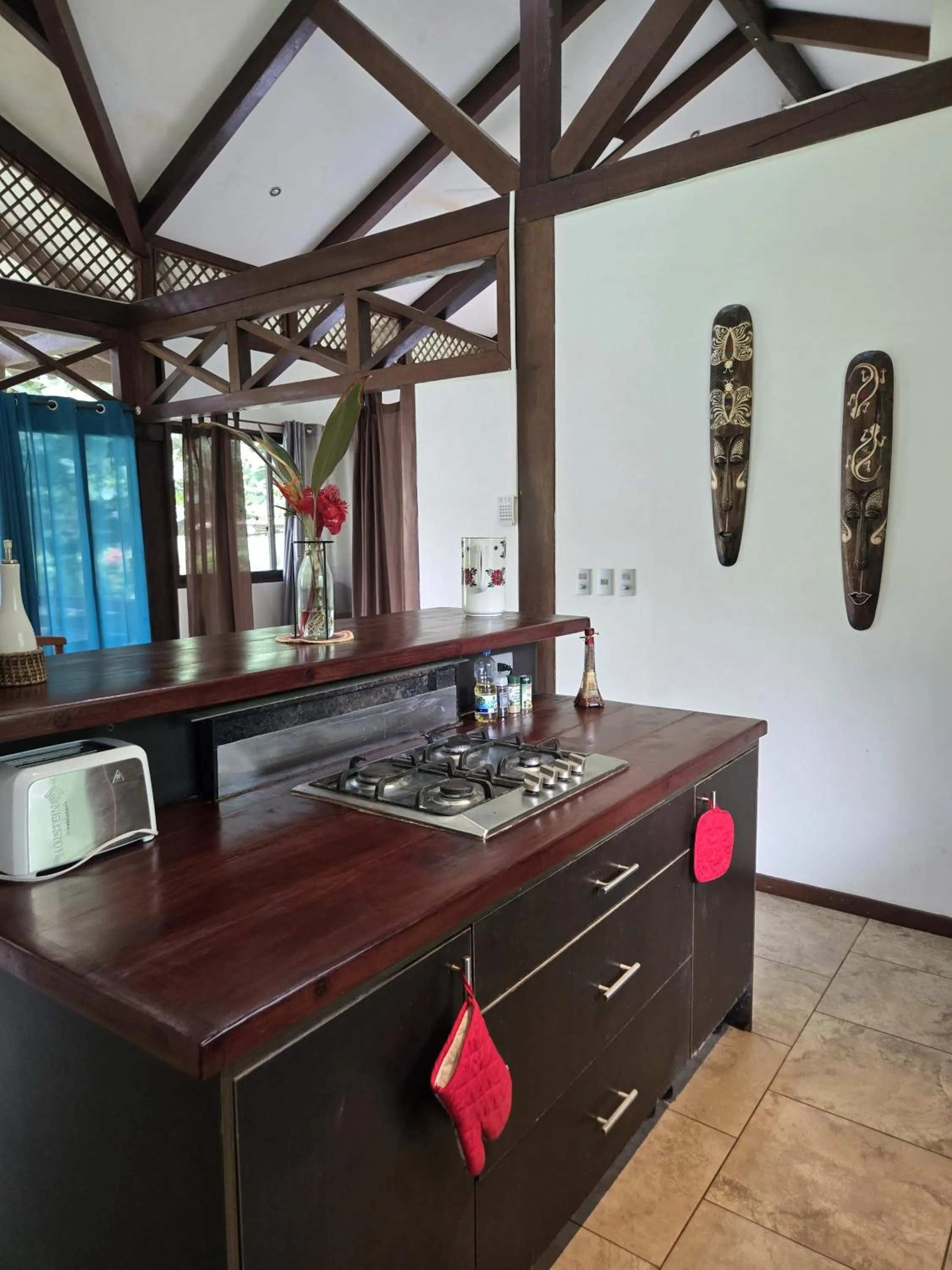 Kitchen or kitchenette in Hotel Kenaki Lodge