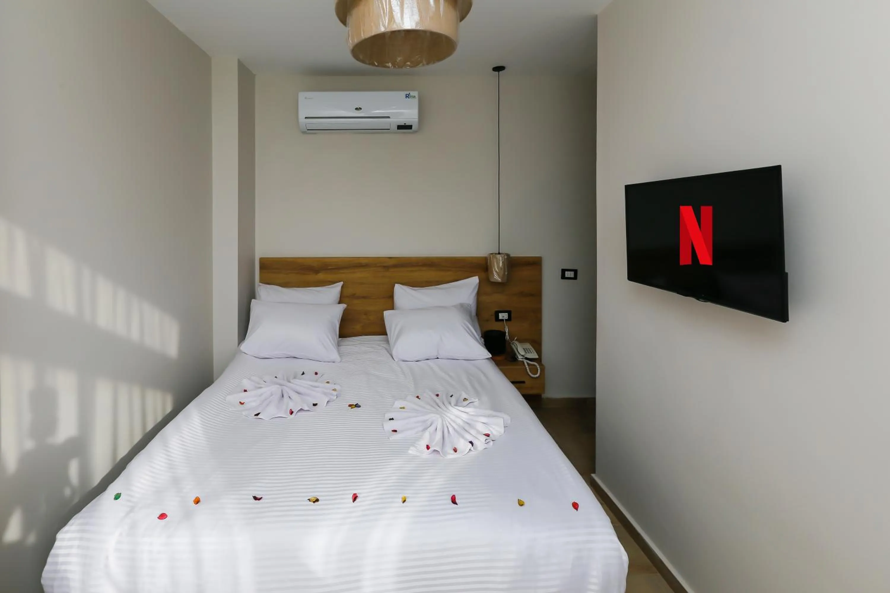 Communal lounge/ TV room, Bed in Rixoss tower Pyramids View