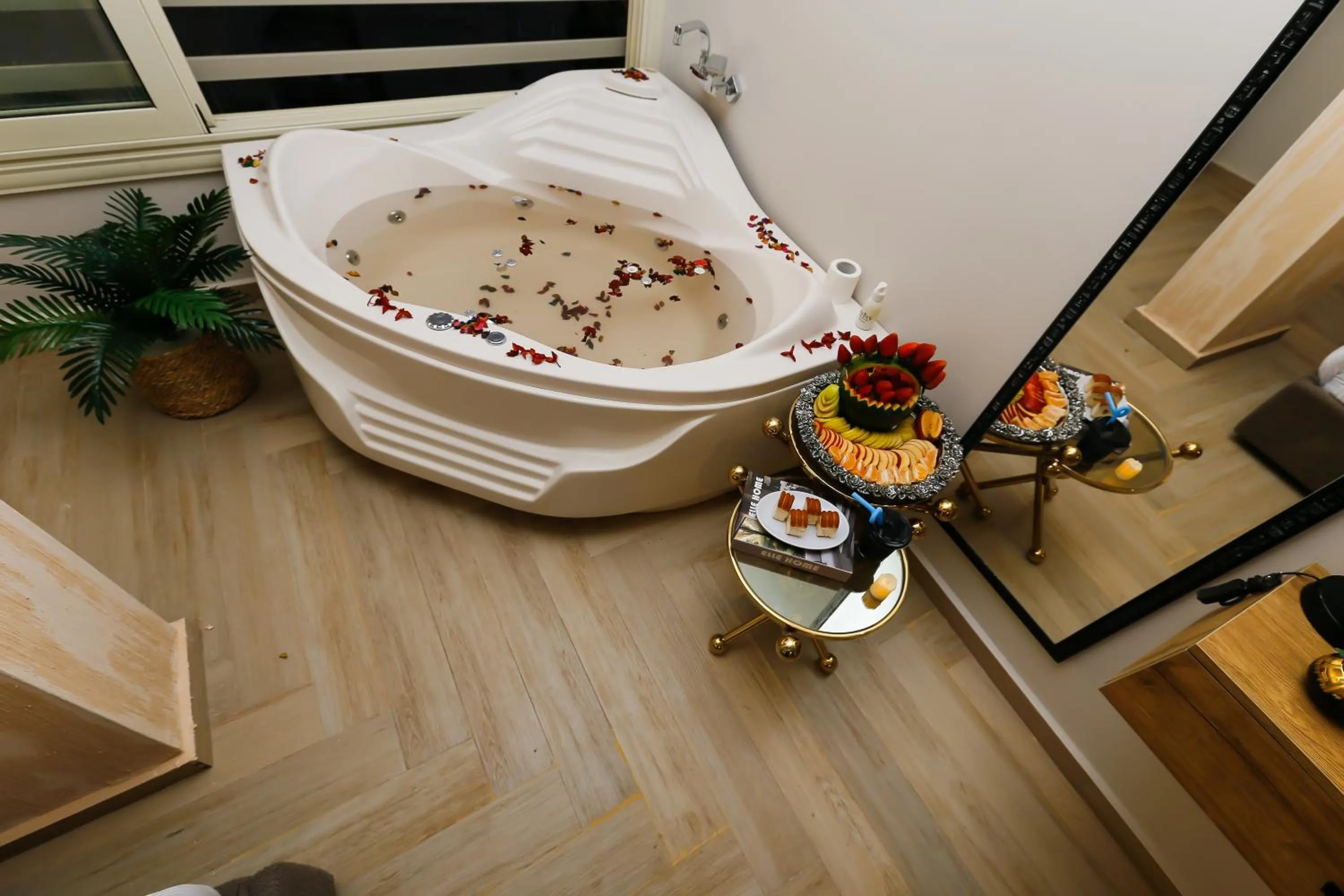 Hot Tub in Rixoss tower Pyramids View