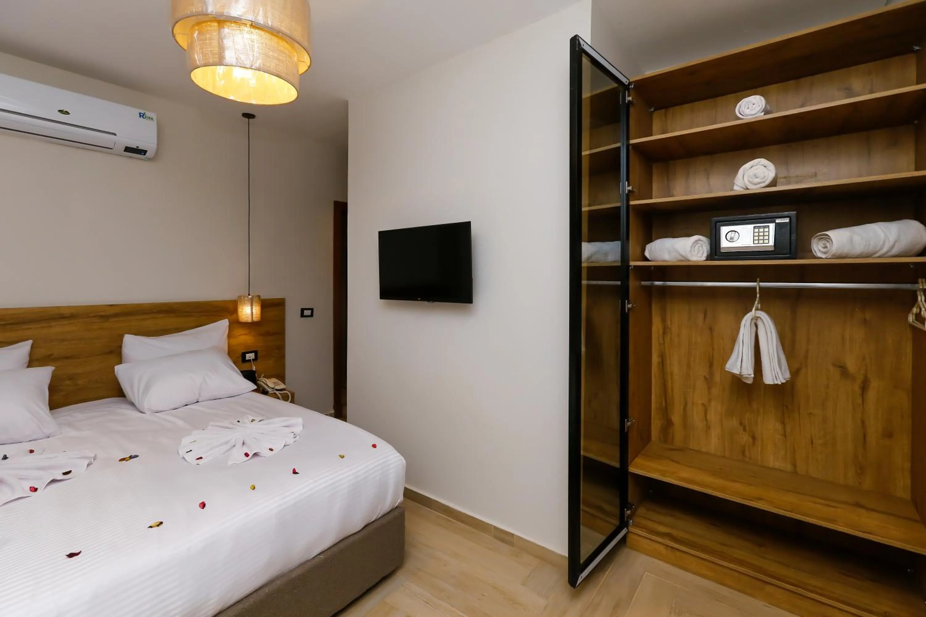 Communal lounge/ TV room, Bed in Rixoss tower Pyramids View