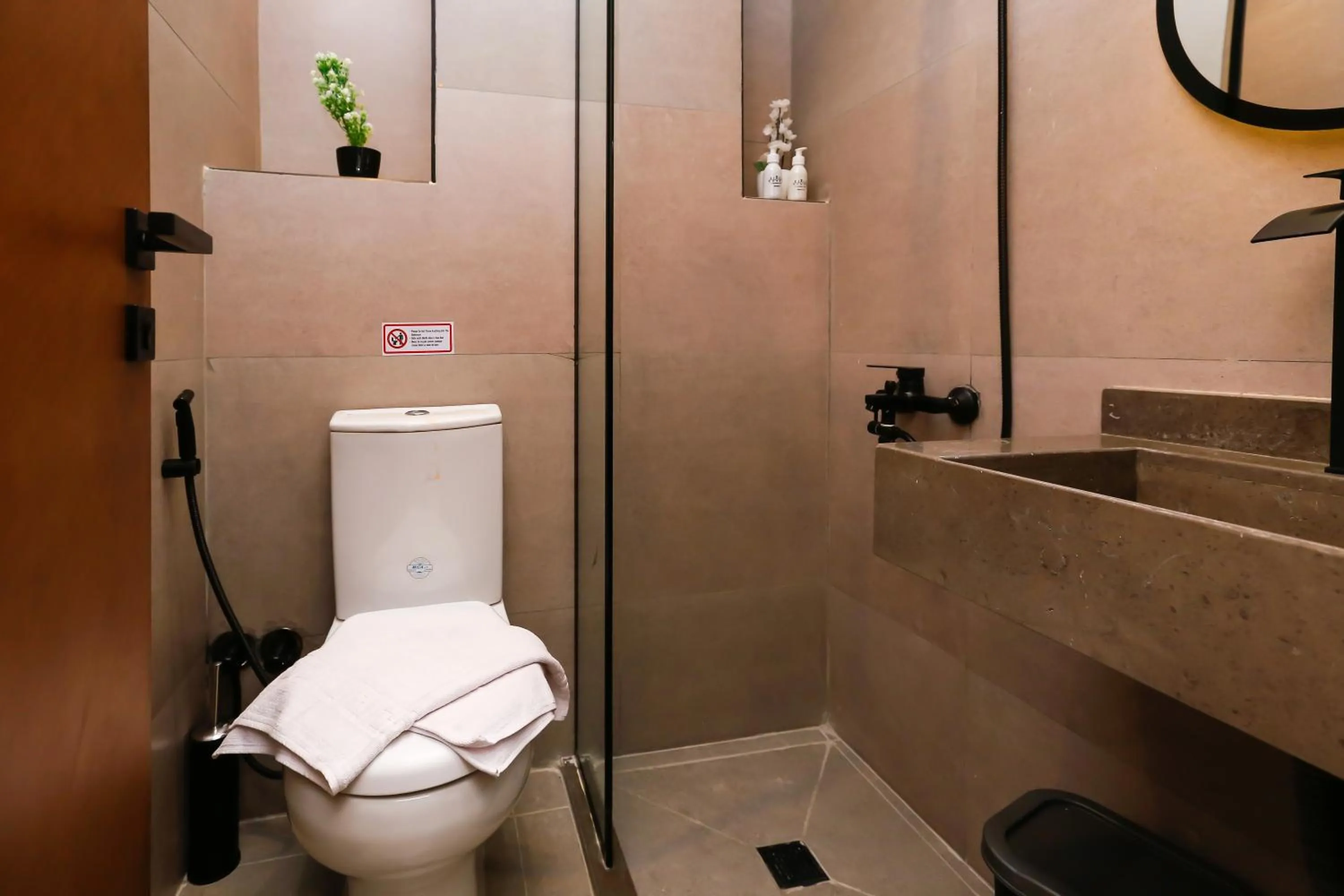 Shower in Rixoss tower Pyramids View