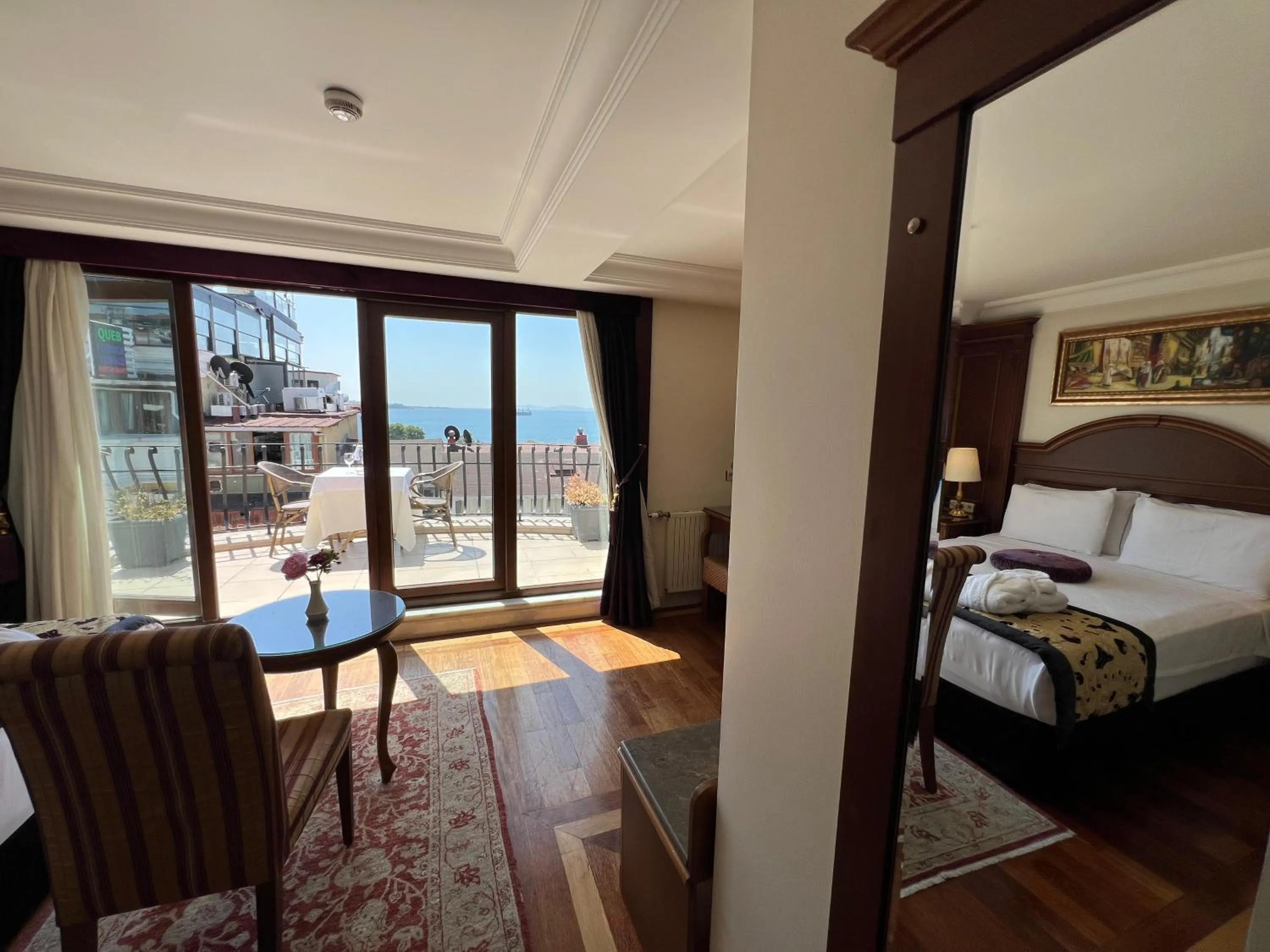 Balcony/Terrace, Bed in GLK PREMIER Regency Suites & Spa