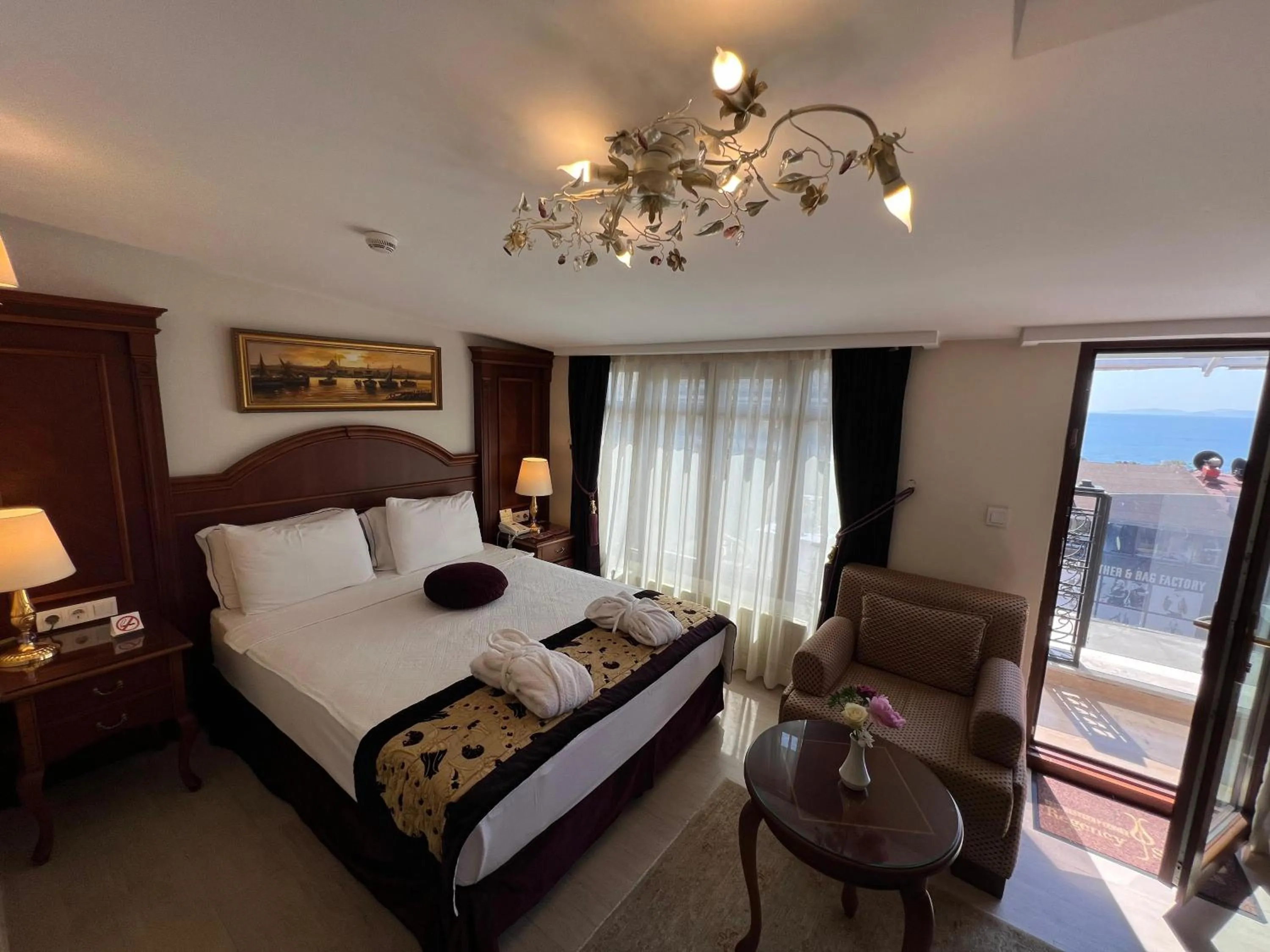 Photo of the whole room, Bed in GLK PREMIER Regency Suites & Spa