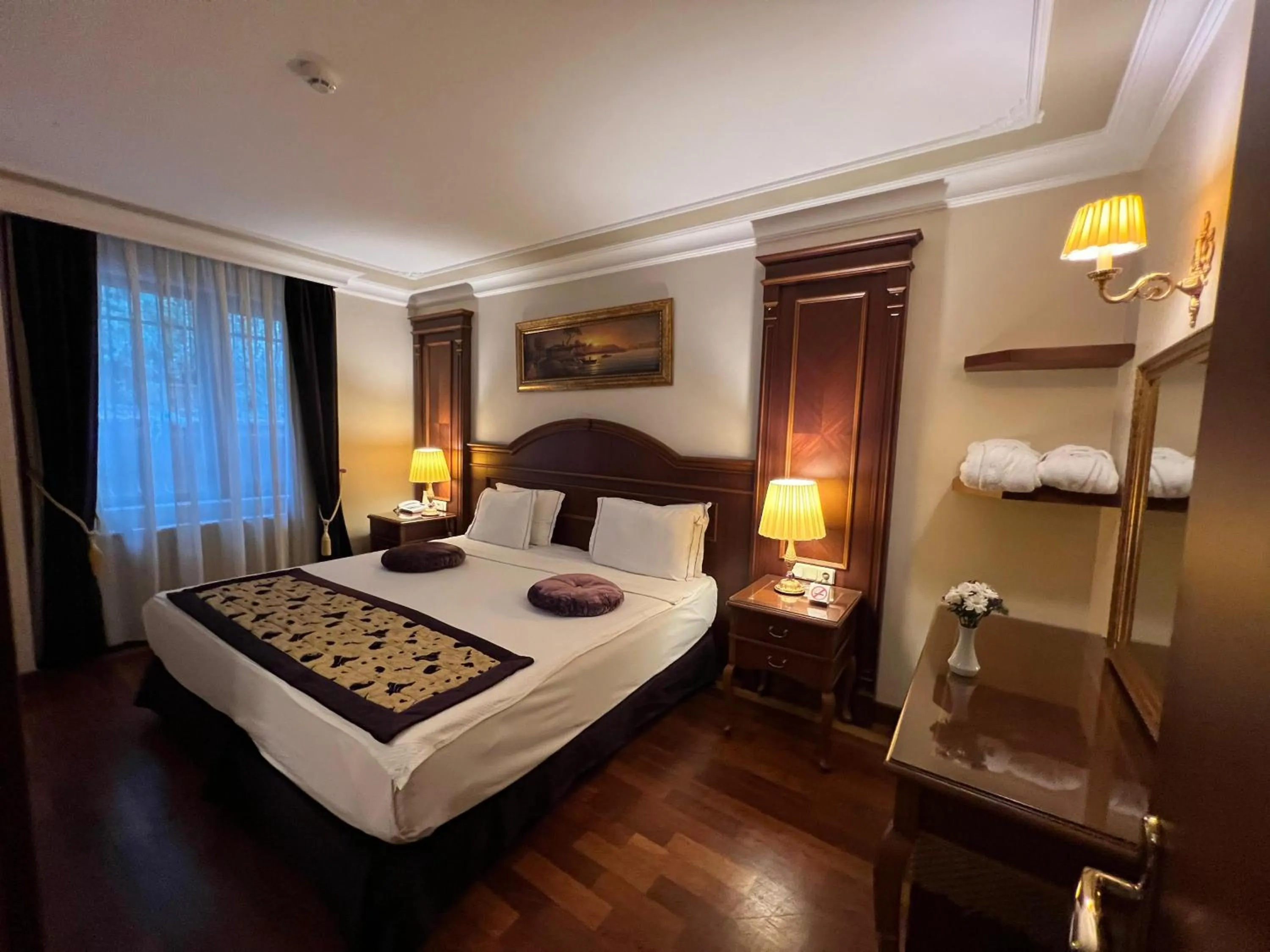 Photo of the whole room, Bed in GLK PREMIER Regency Suites & Spa