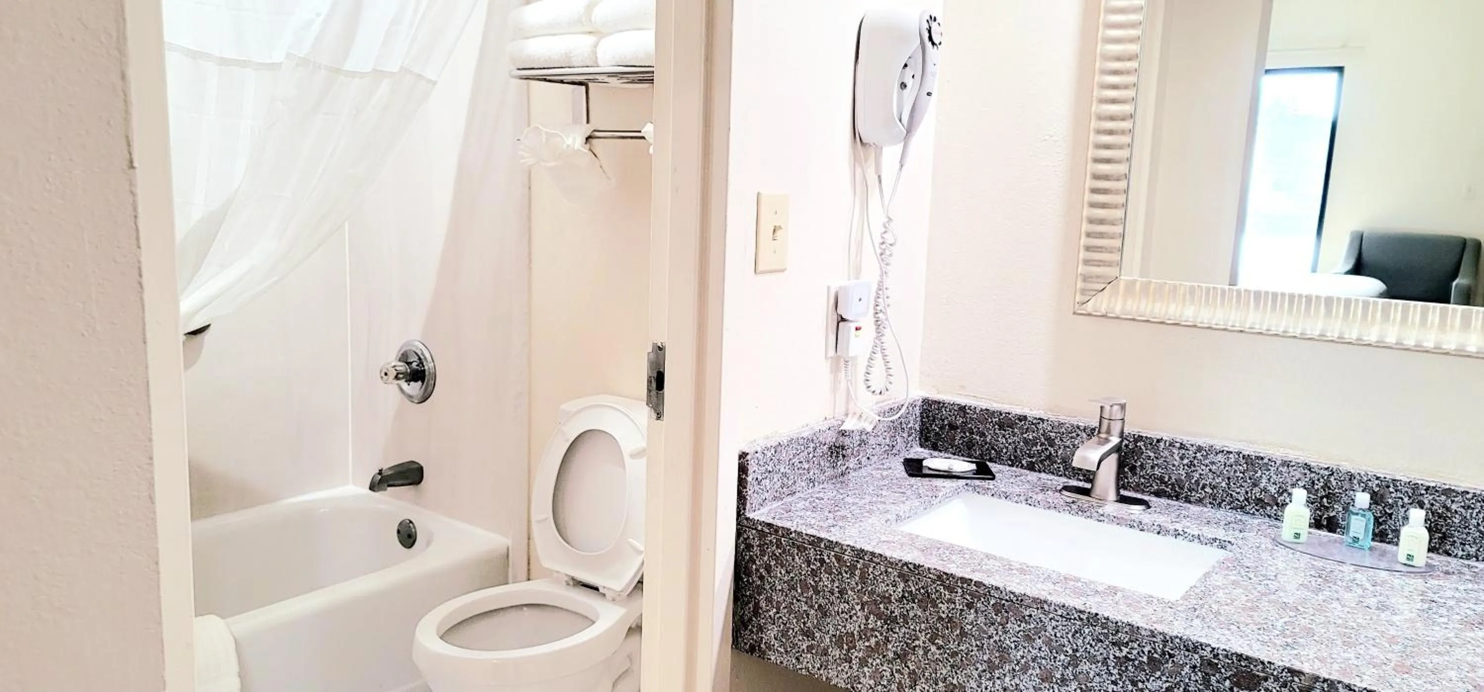 Shower in Quality Inn Port Wentworth Savannah North