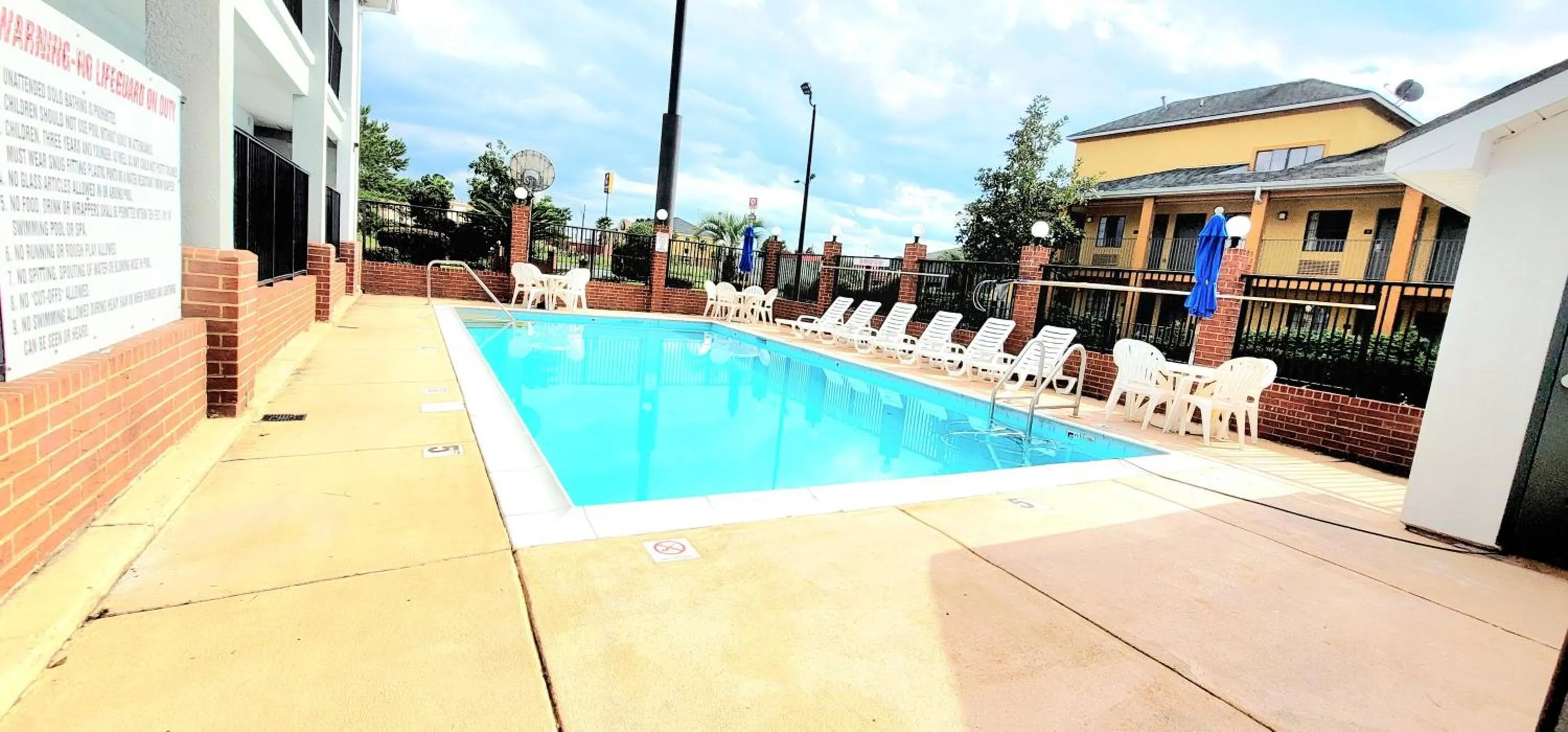 Swimming pool in Quality Inn Port Wentworth Savannah North