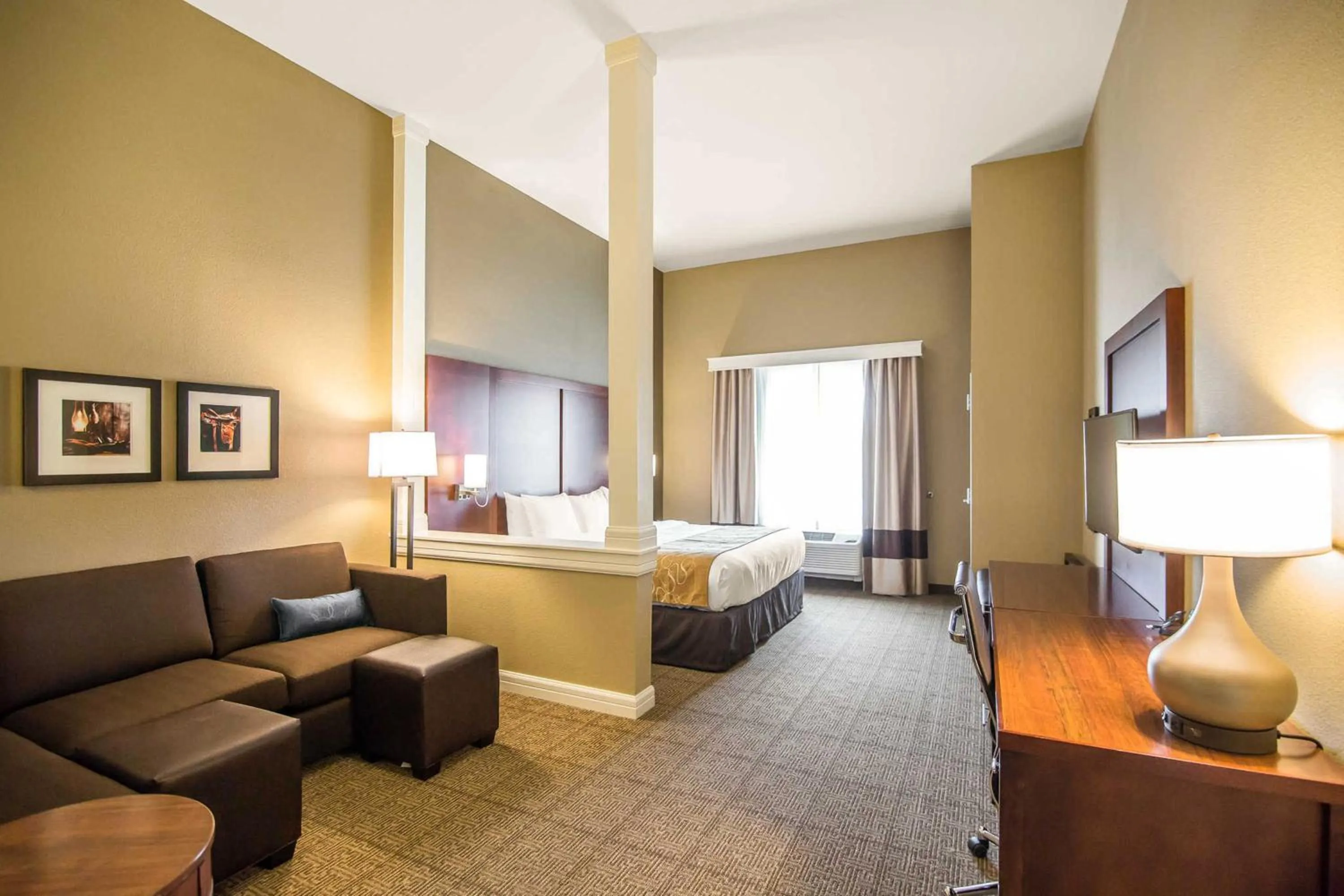 Bedroom, Bed in Comfort Suites Dodge City