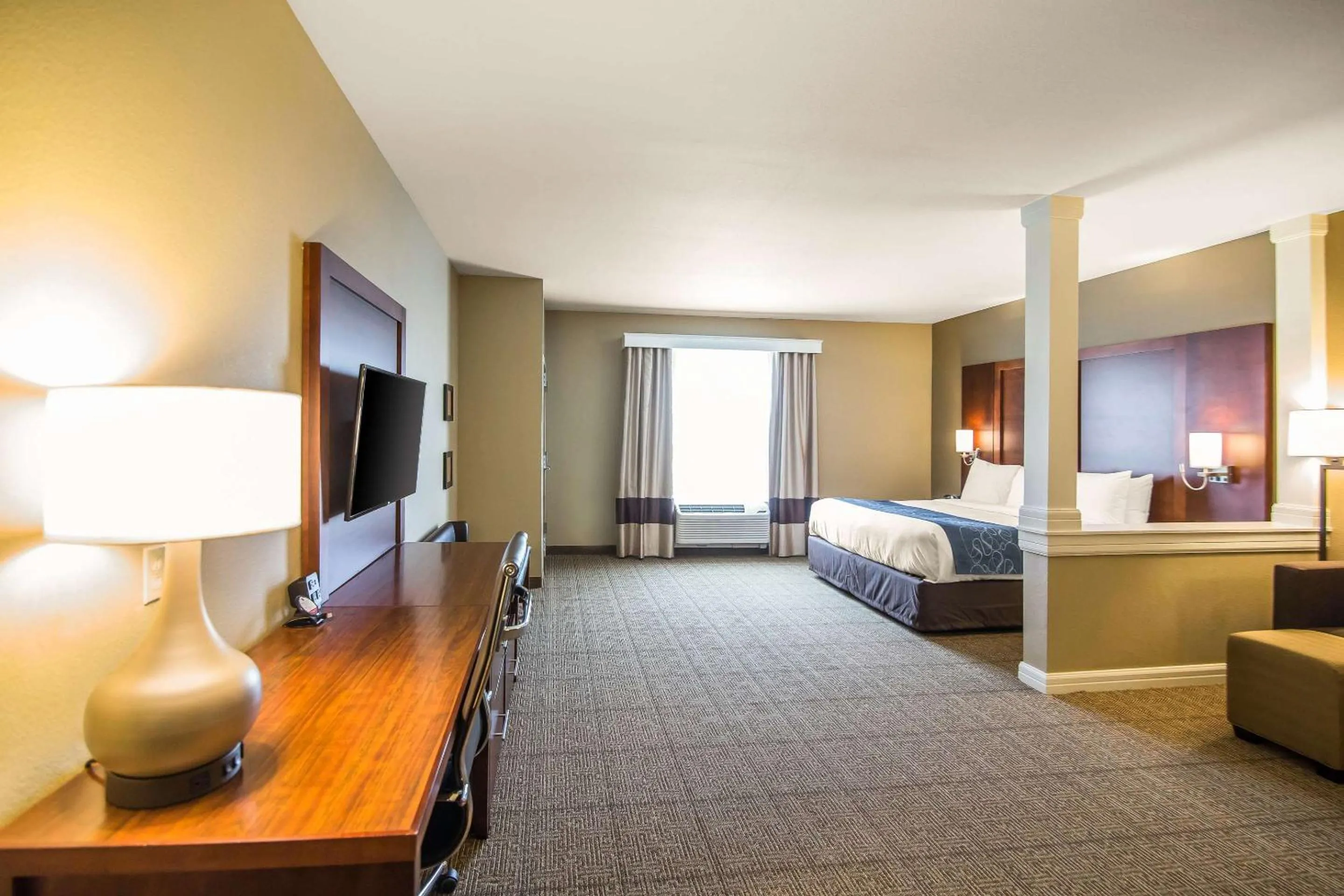 Bedroom, Bed in Comfort Suites Dodge City