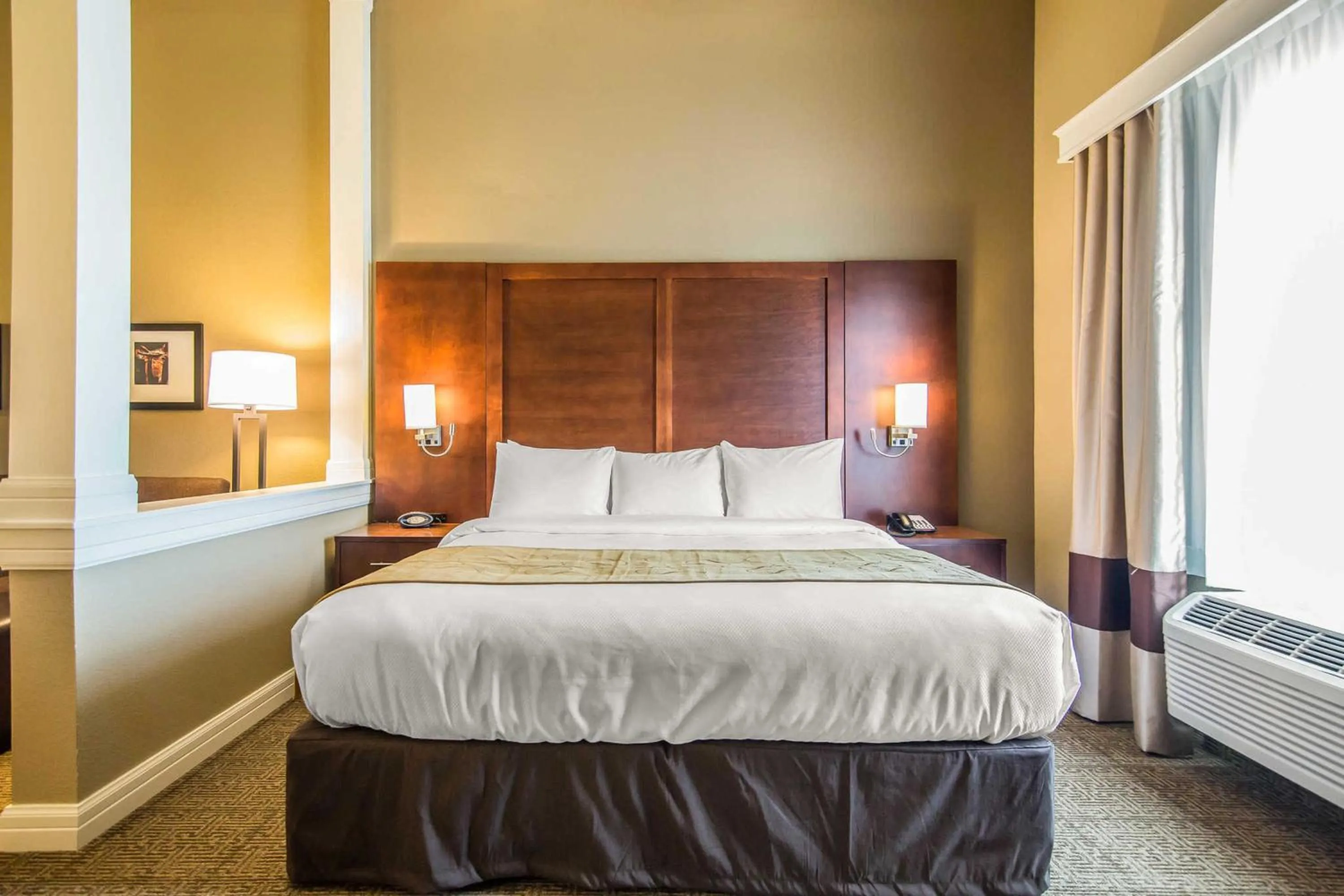 Bedroom, Bed in Comfort Suites Dodge City