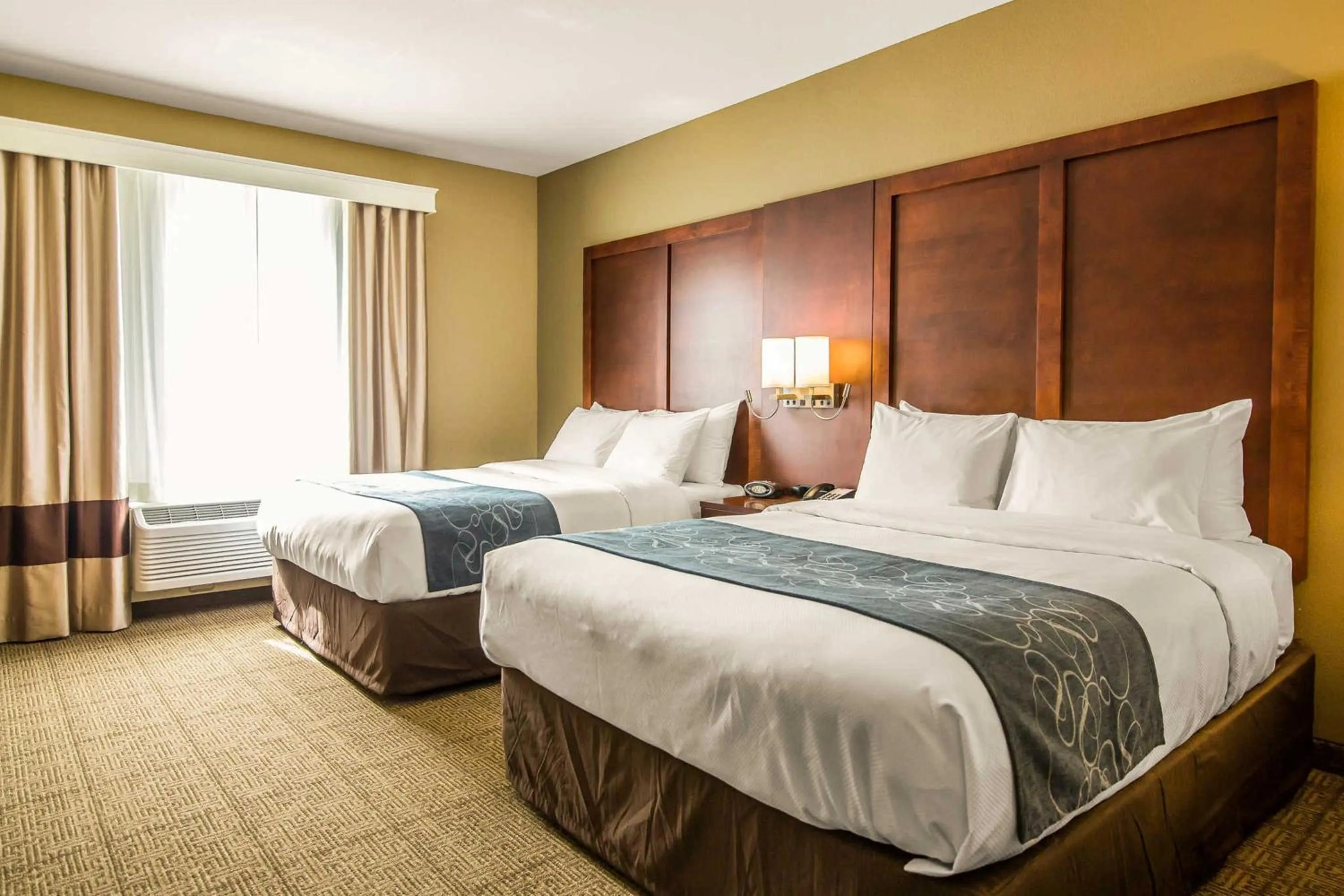 Bedroom, Bed in Comfort Suites Dodge City