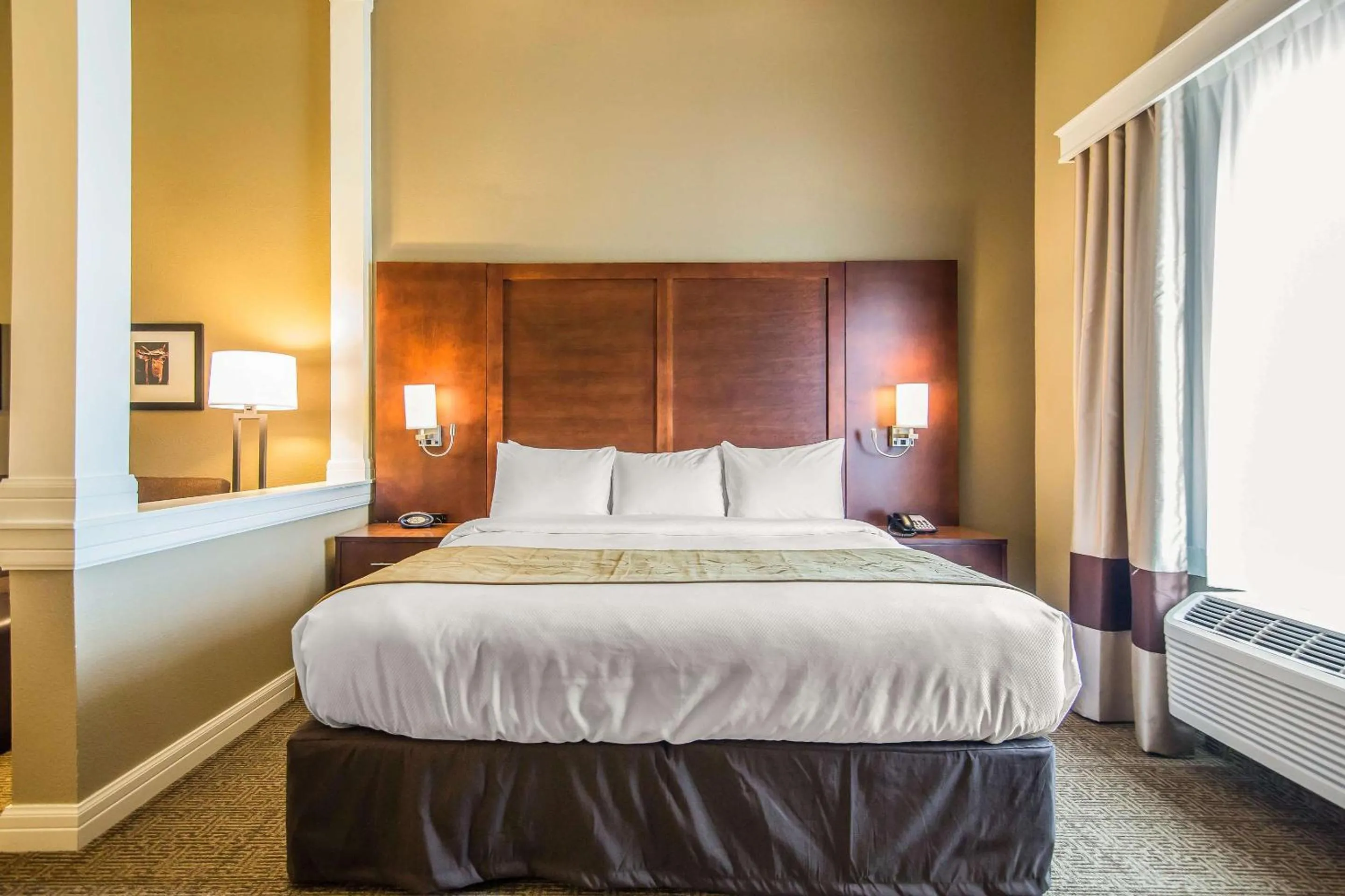 Bedroom, Bed in Comfort Suites Dodge City