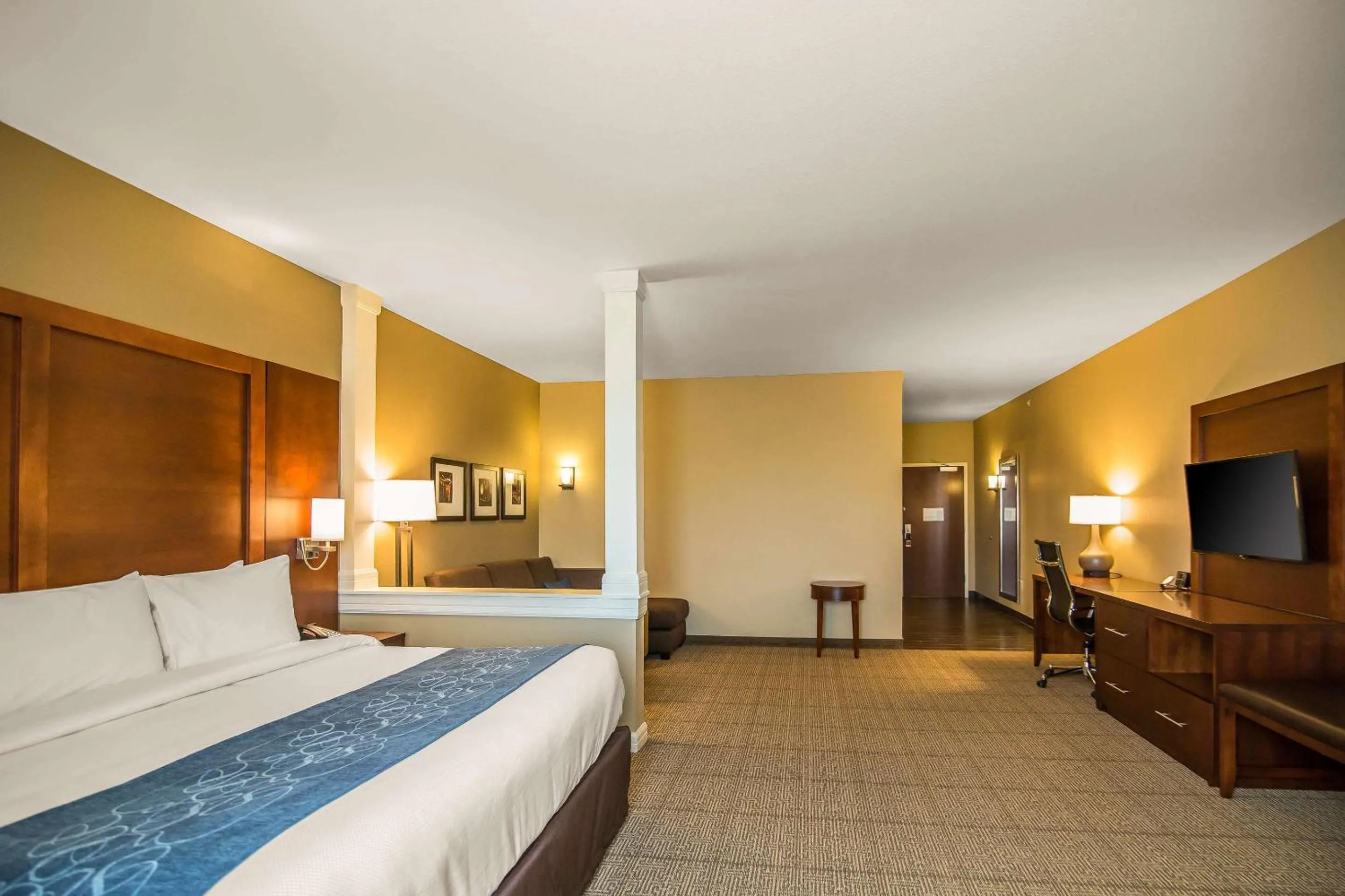 Bedroom, Bed in Comfort Suites Dodge City