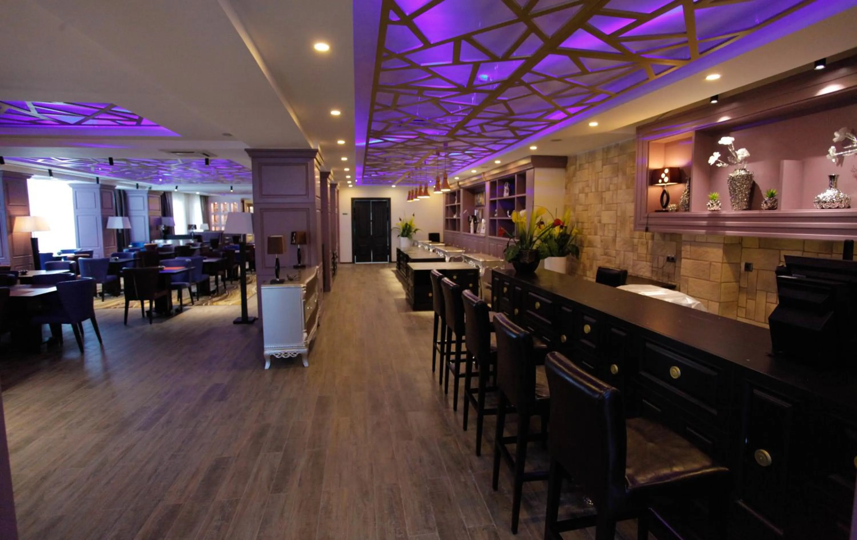 Restaurant/places to eat in Absolute Hotel