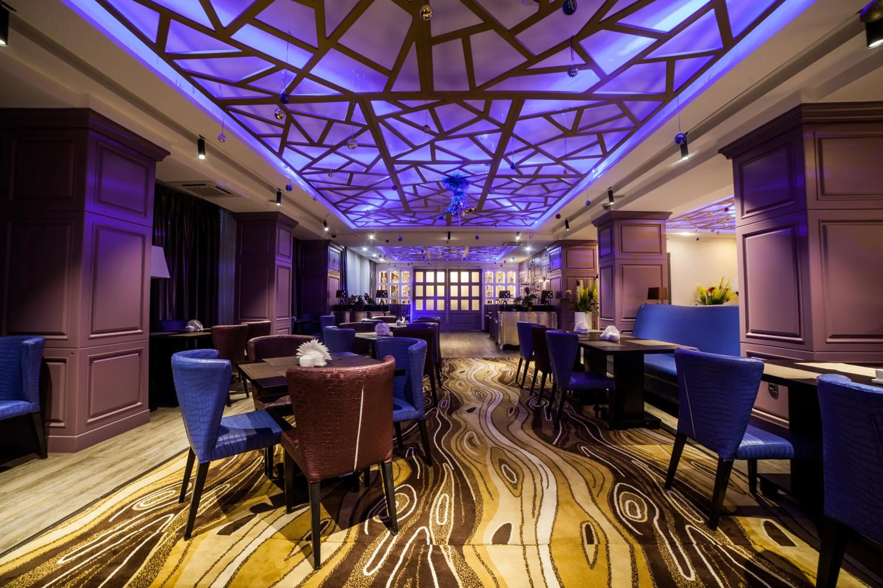 Restaurant/places to eat in Absolute Hotel