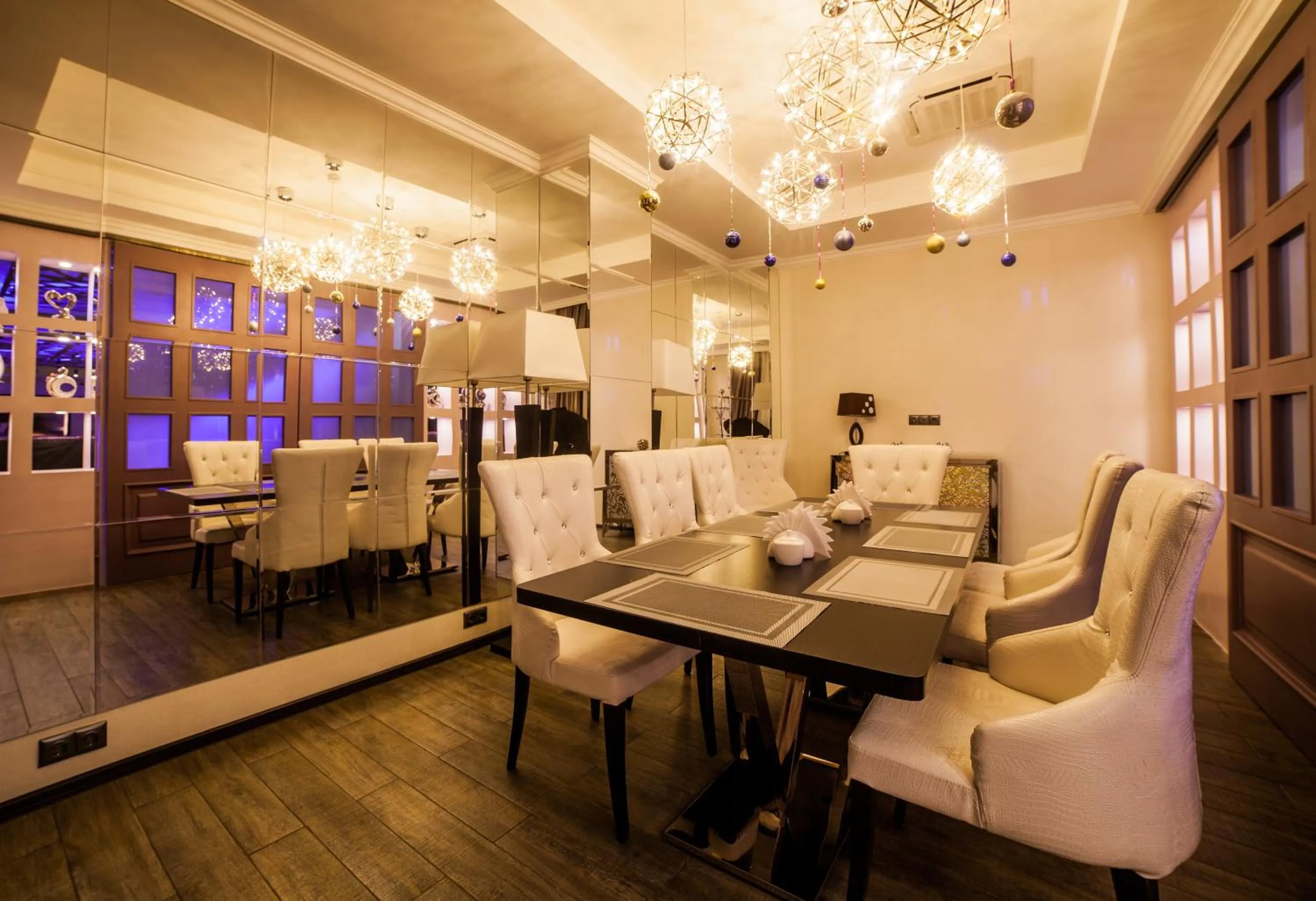 Restaurant/places to eat in Absolute Hotel