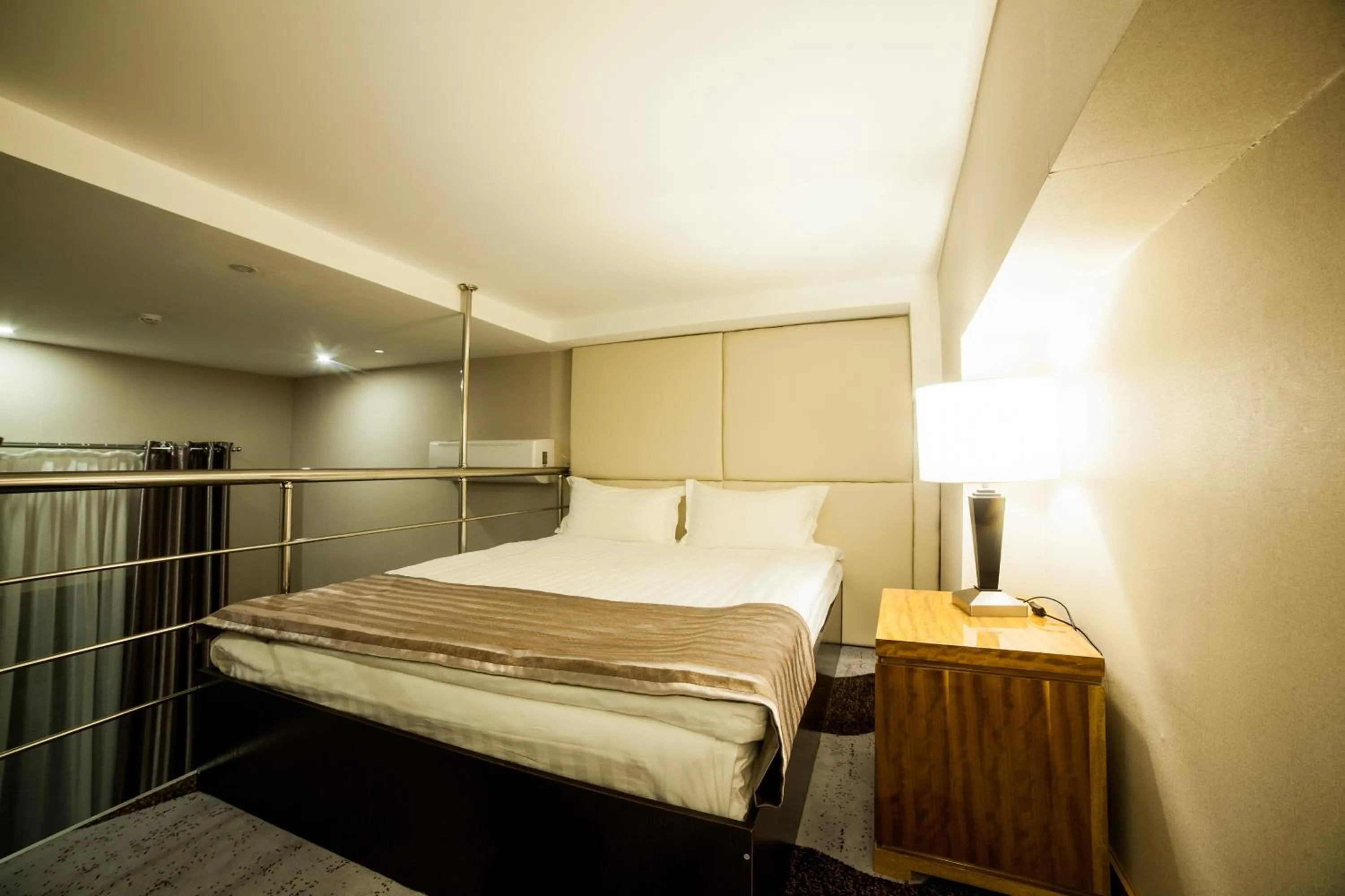 Bedroom, Bed in Absolute Hotel