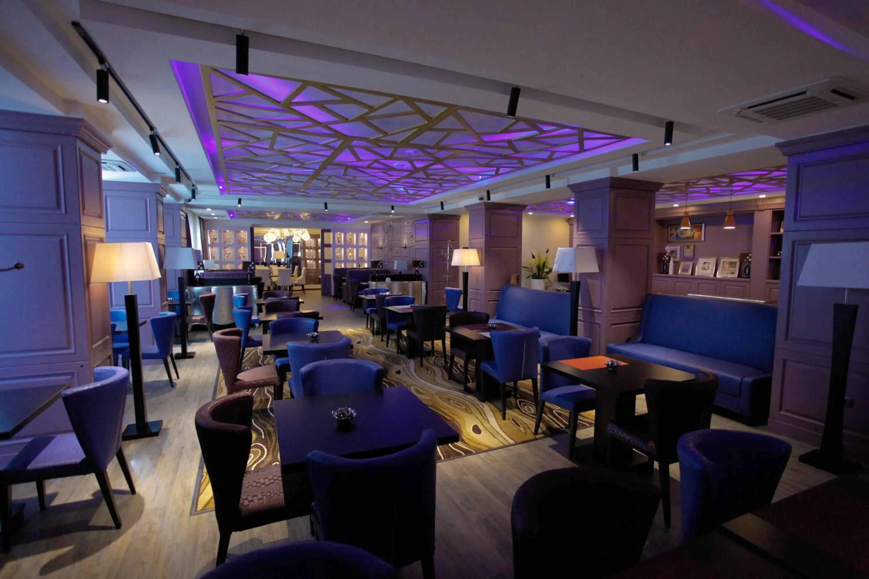 Restaurant/places to eat in Absolute Hotel