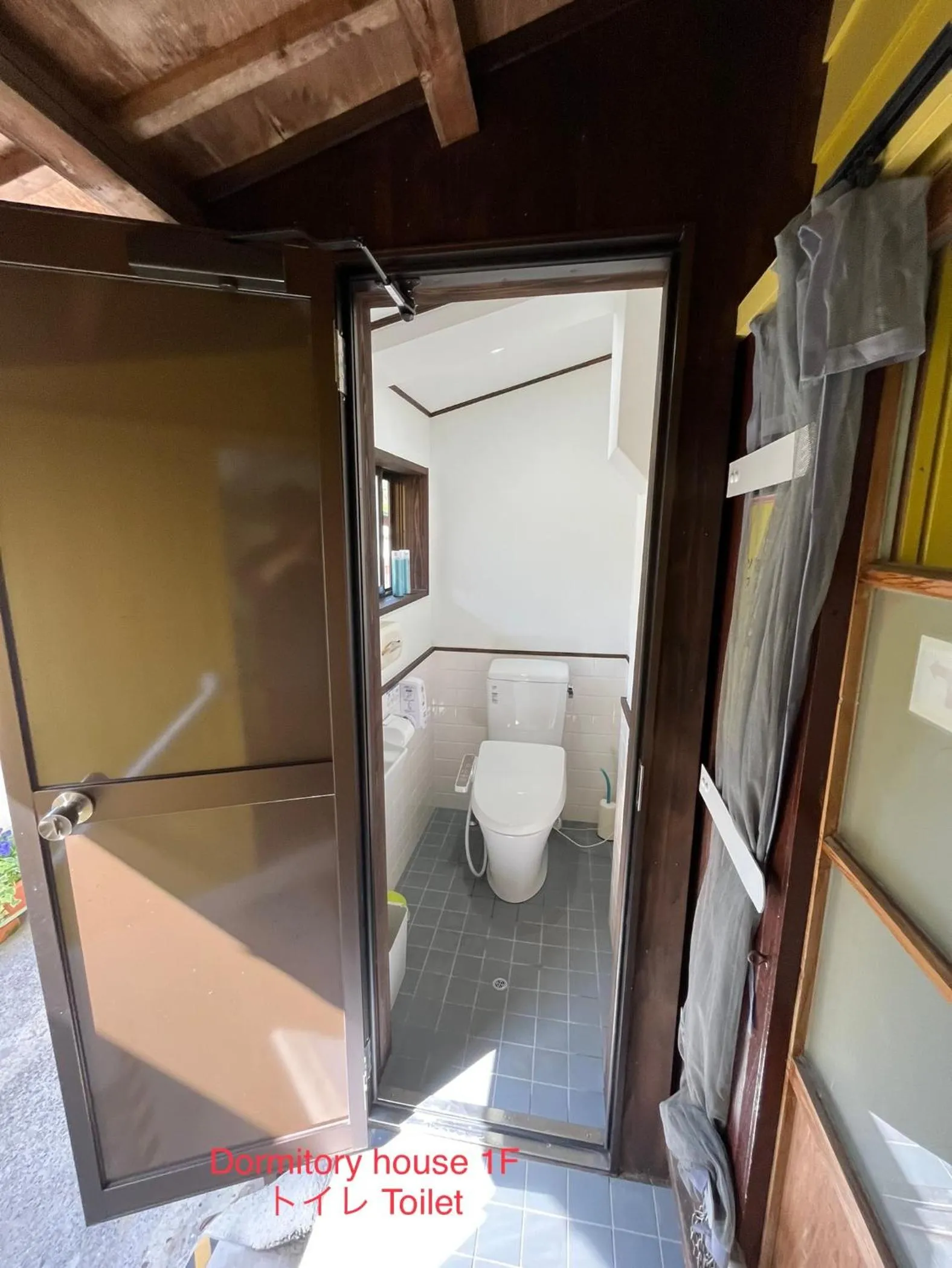 Toilet in Dormitory Sandanya Guesthouse