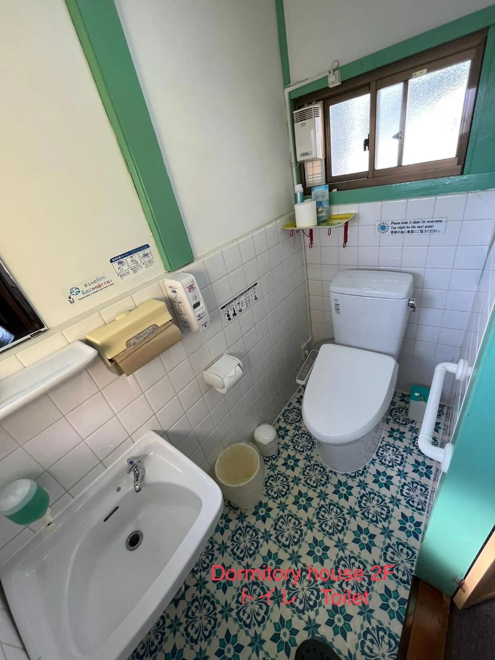 Toilet in Dormitory Sandanya Guesthouse