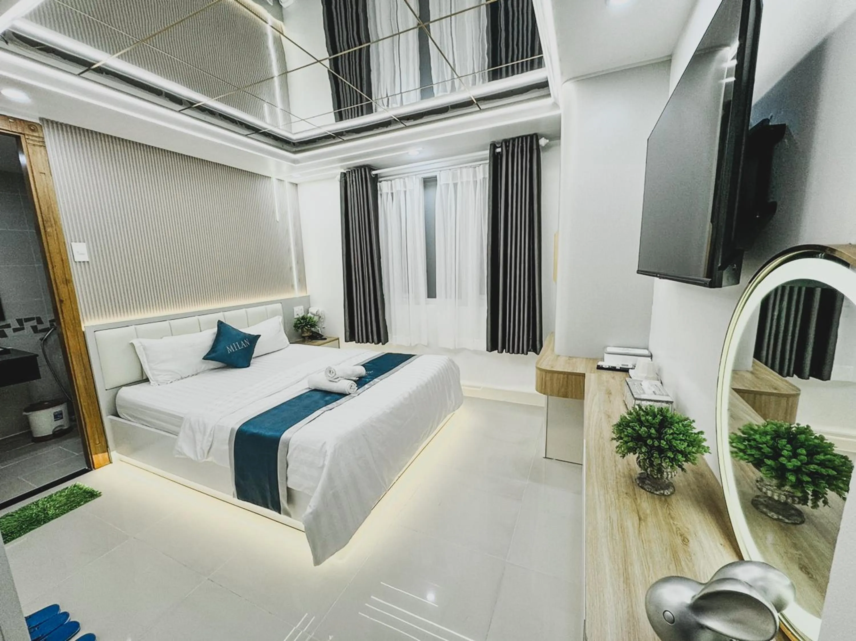 Bed in Ngoc San San Hotel HCM