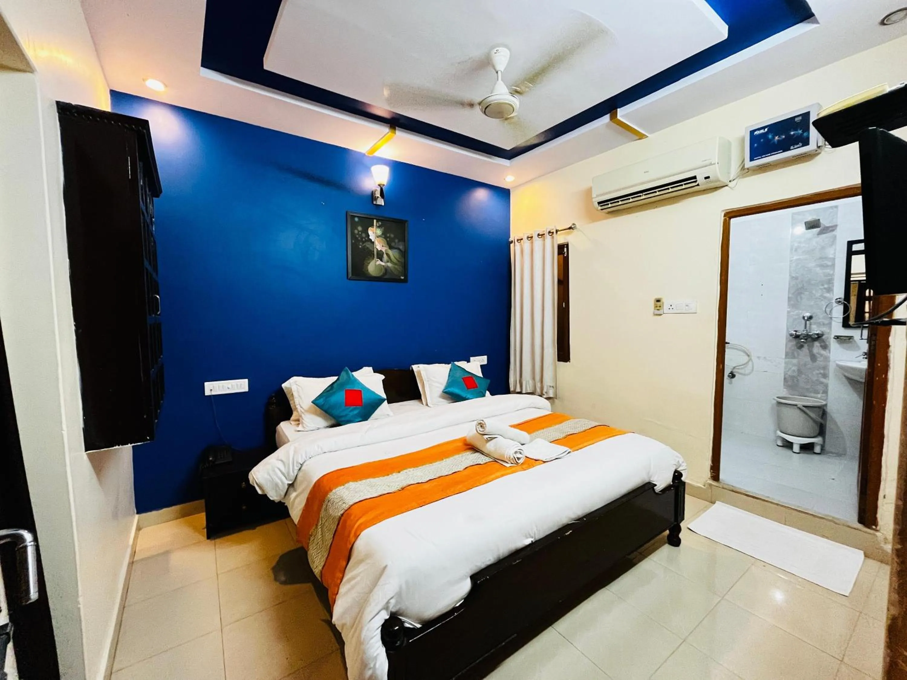 Bedroom, Bed in Golden Marigold Hotel