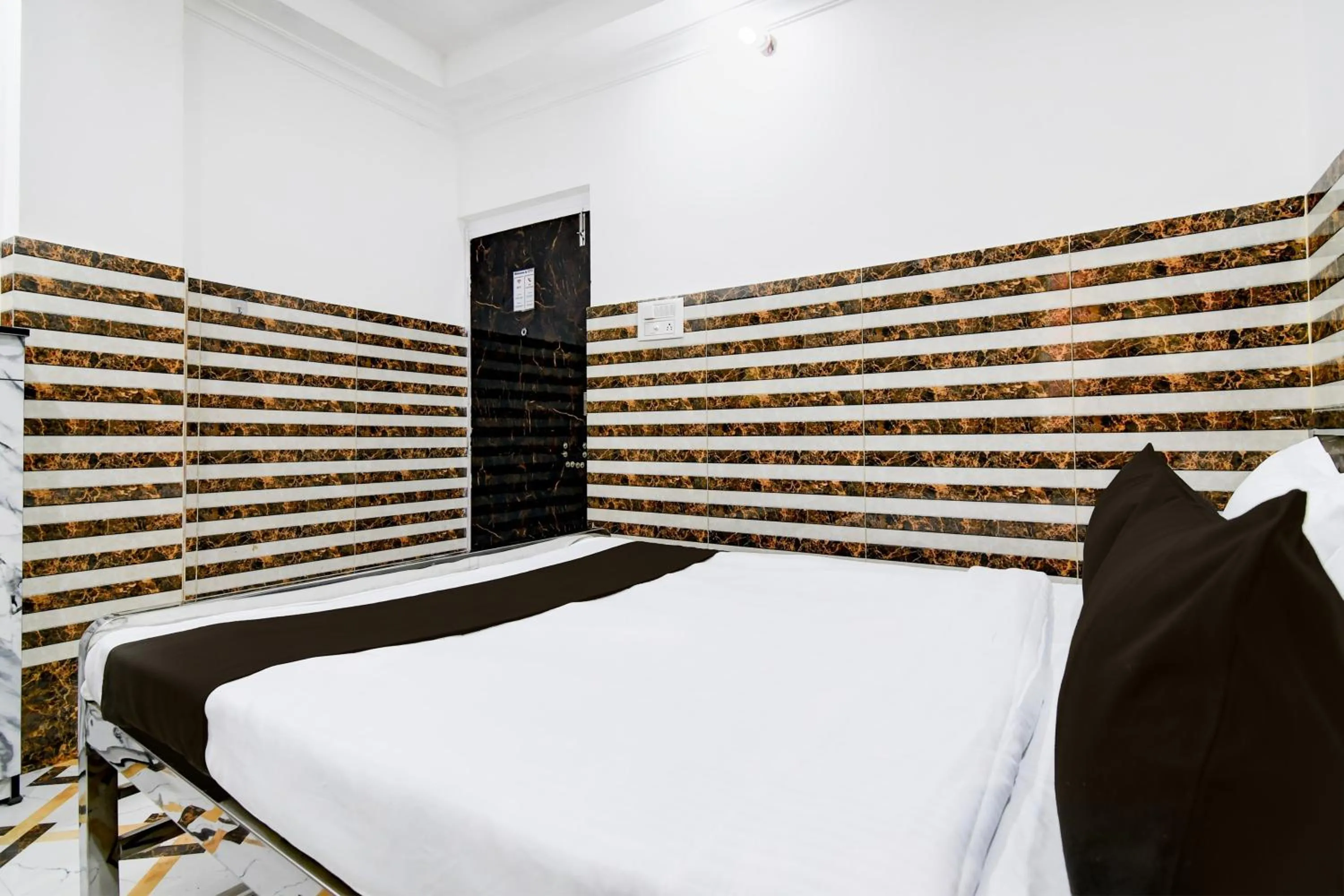 Bedroom in Super Hotel O Hiland Park Formerly Ayush Villa
