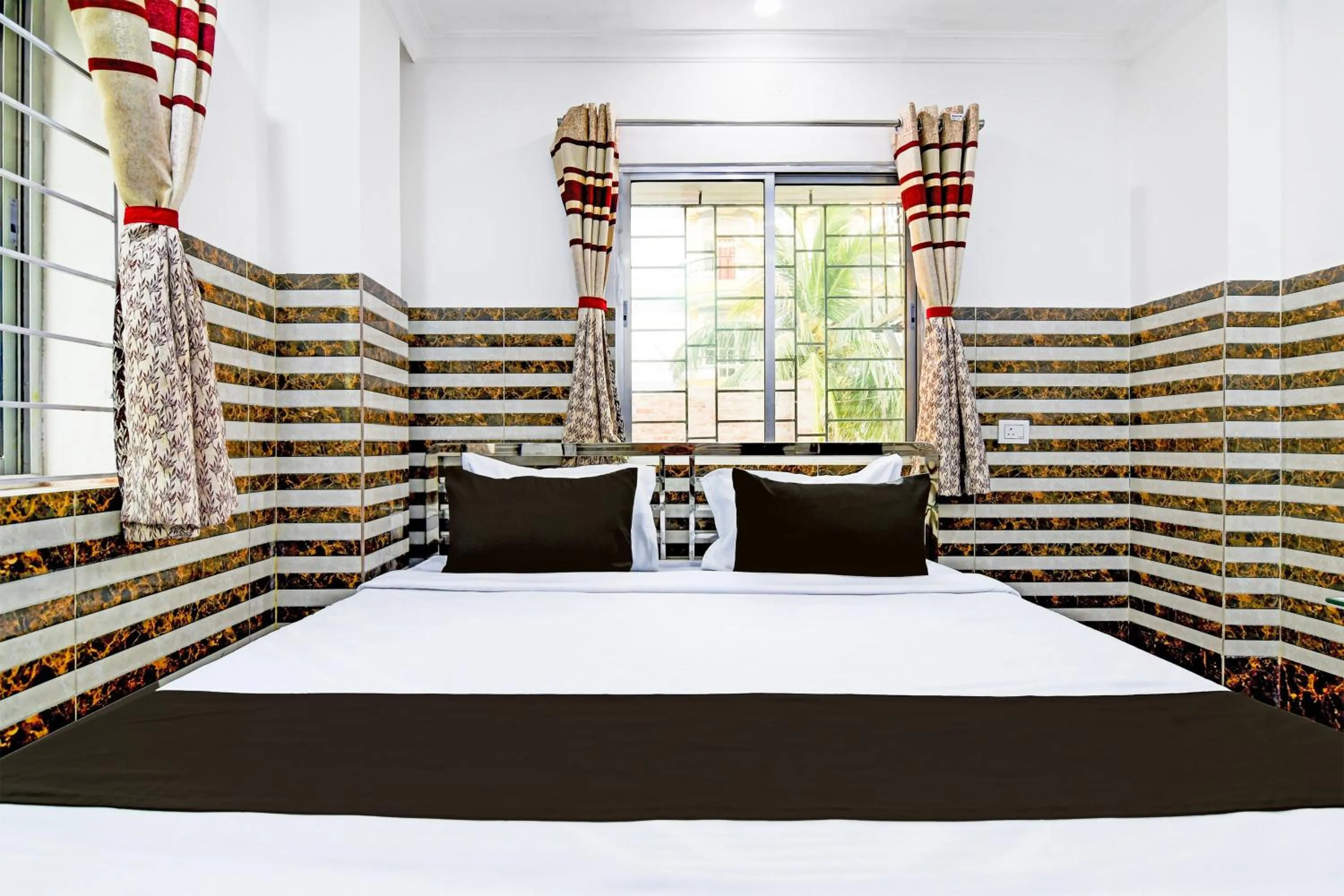 Bedroom in Super Hotel O Hiland Park Formerly Ayush Villa