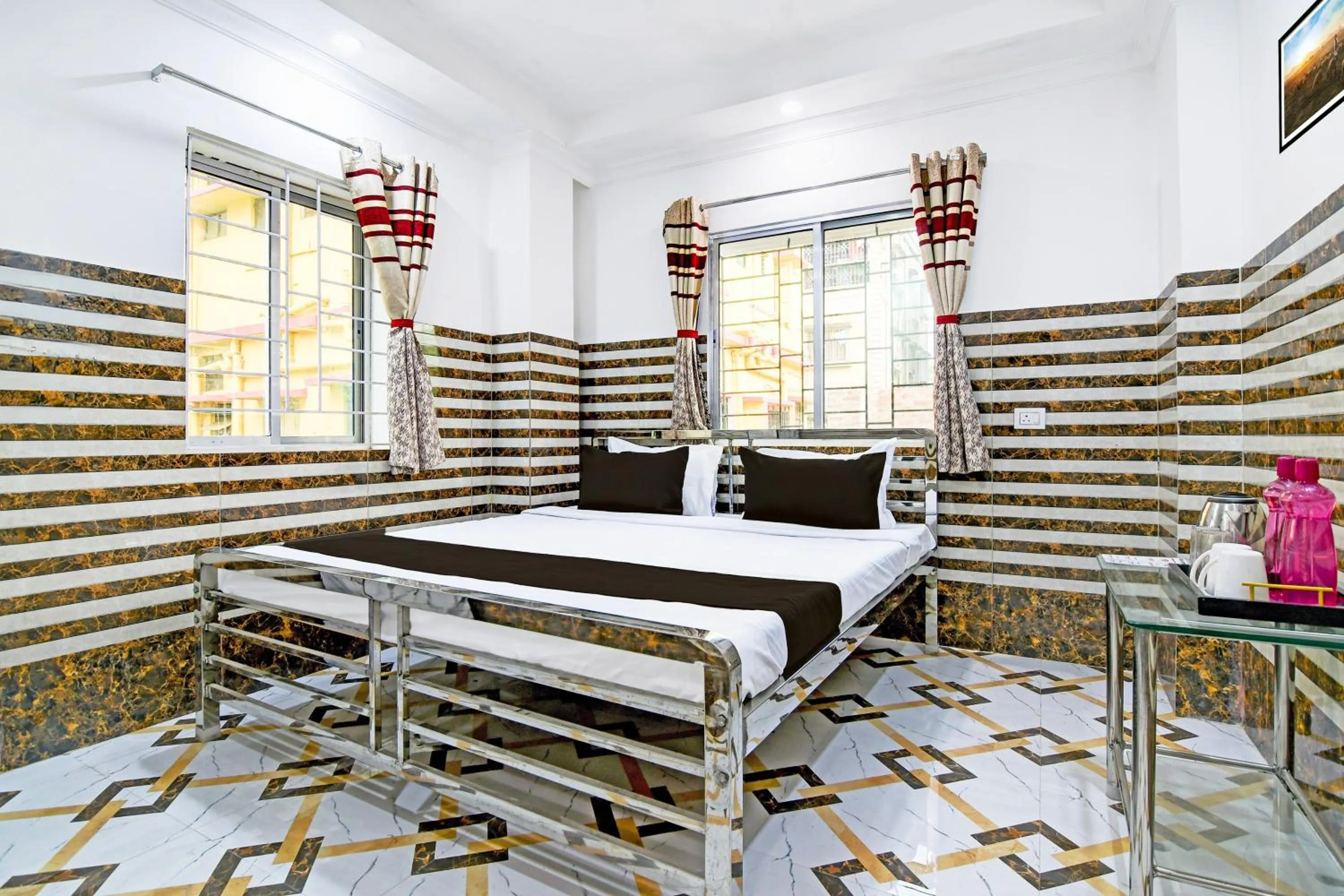 Bedroom in Super Hotel O Hiland Park Formerly Ayush Villa