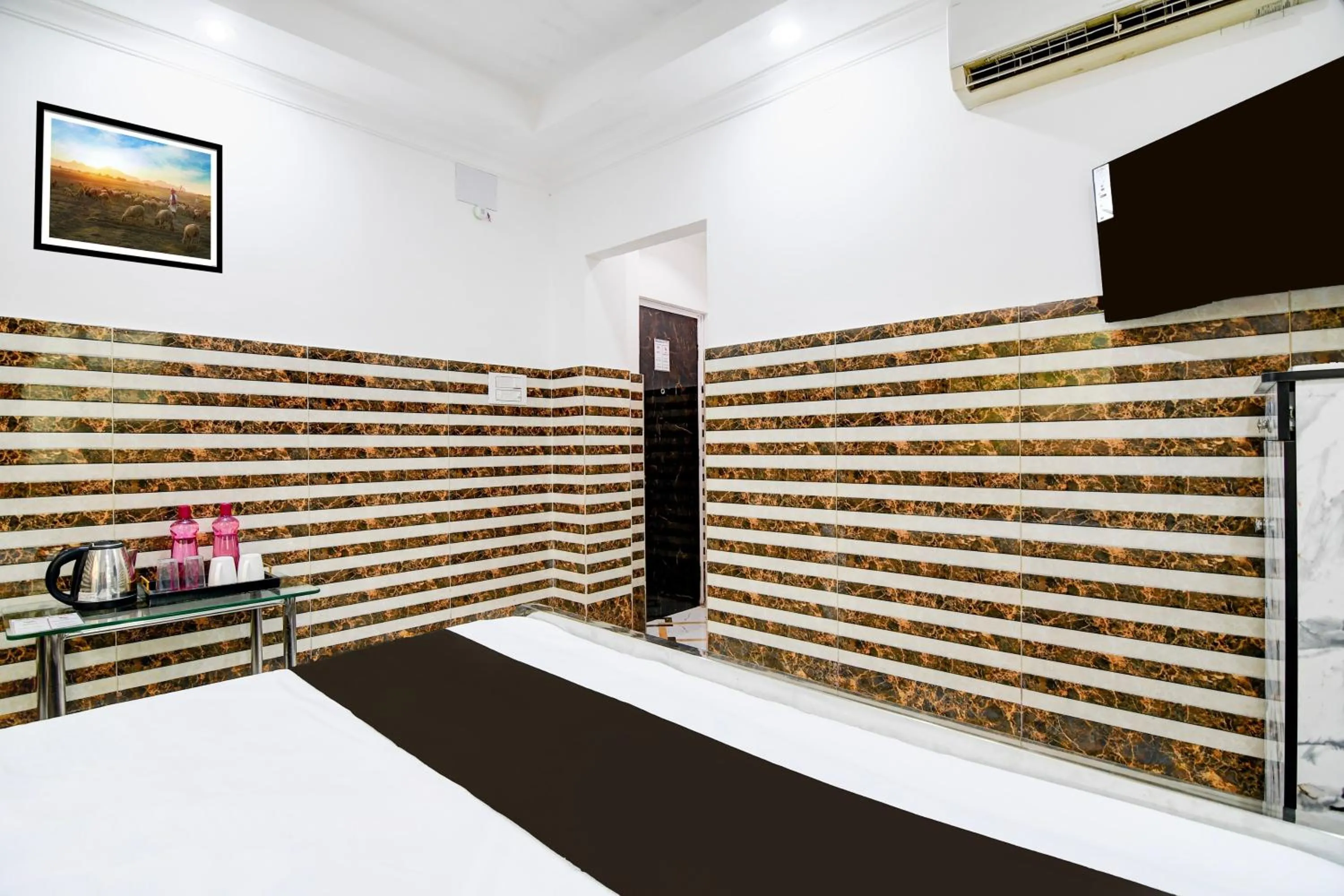 Bedroom in Super Hotel O Hiland Park Formerly Ayush Villa
