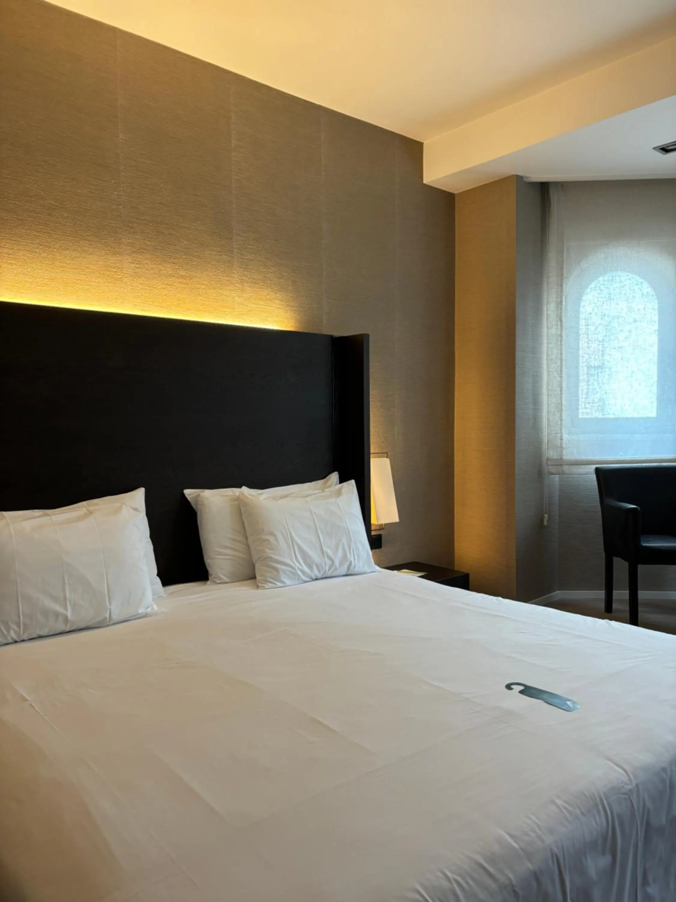 Property building, Bed in Silken Gran hotel Durango