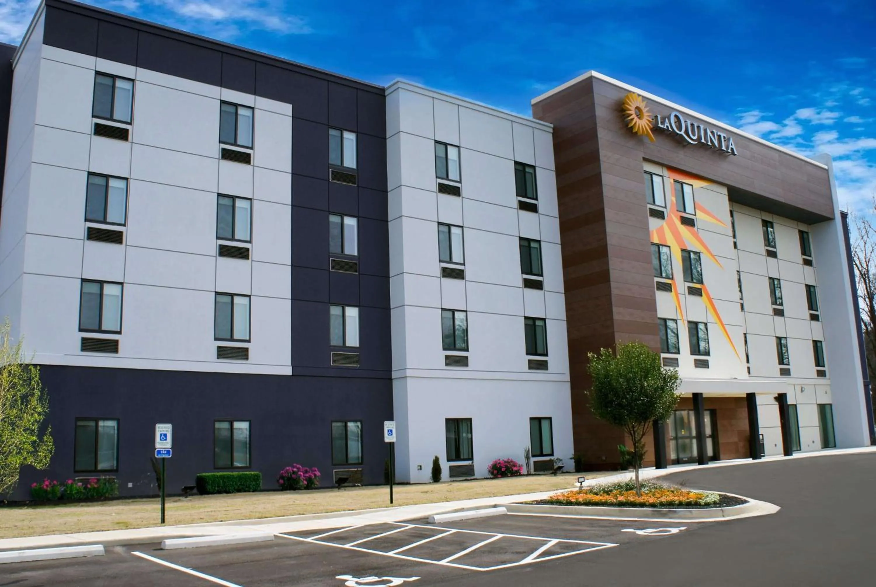 Property building in La Quinta Inn & Suites by Wyndham Memphis East