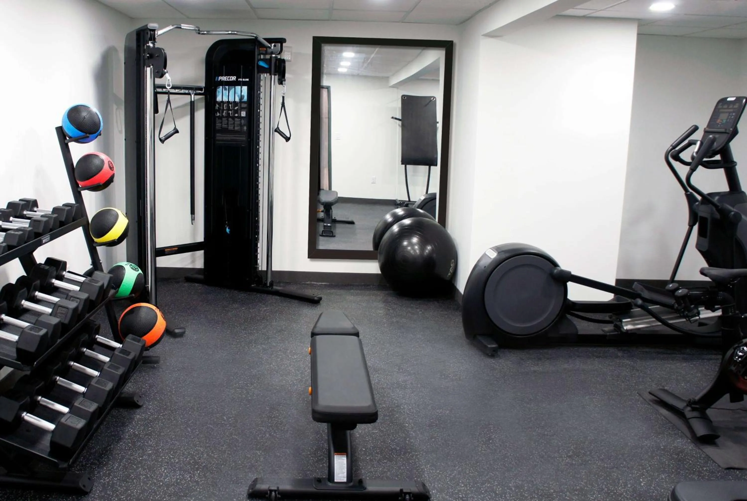 Fitness centre/facilities in La Quinta Inn & Suites by Wyndham Memphis East
