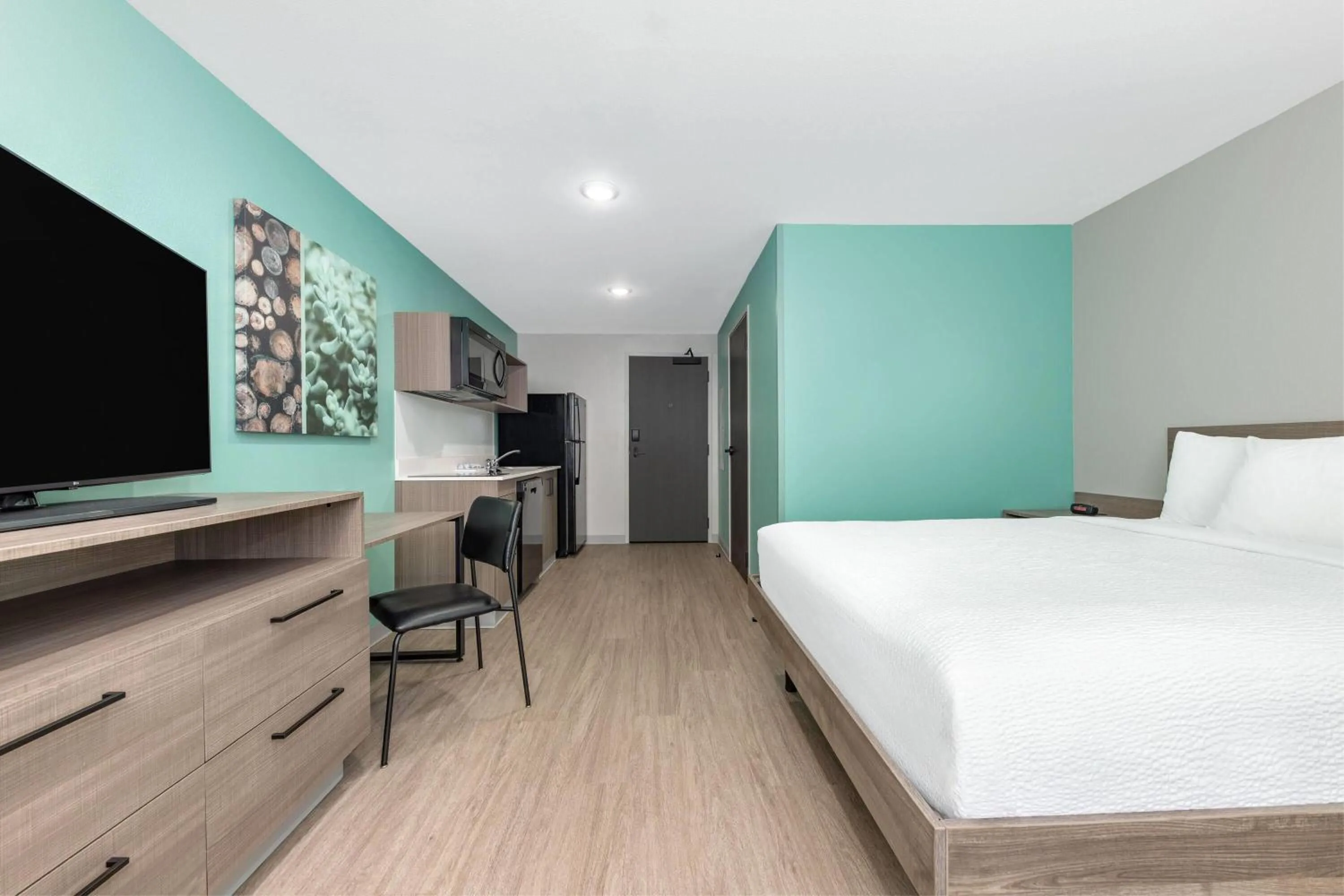 Photo of the whole room, Bed in ECHO Suites Extended Stay by Wyndham Dallas Plano Richardson