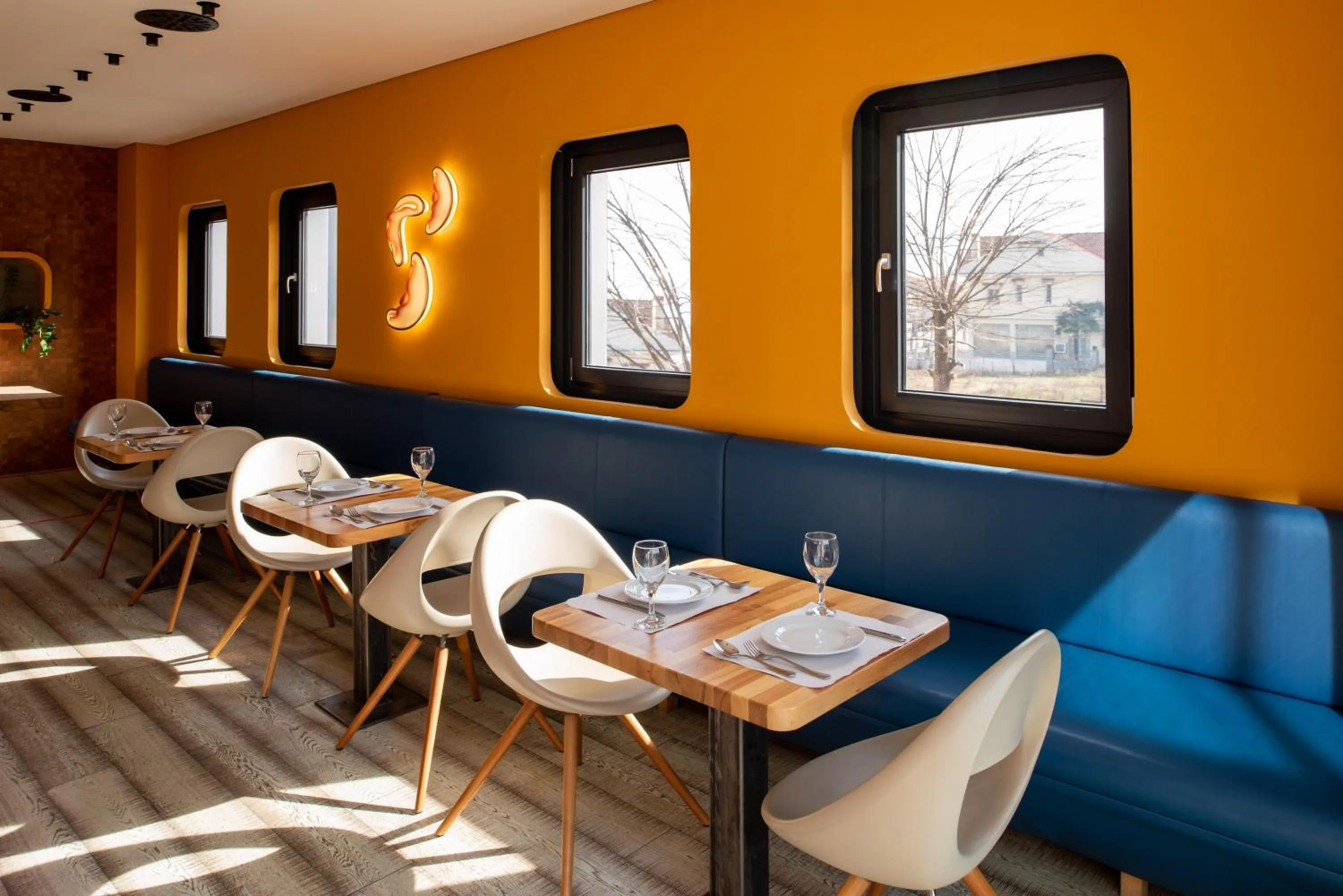 Restaurant/places to eat in Essence Hotel