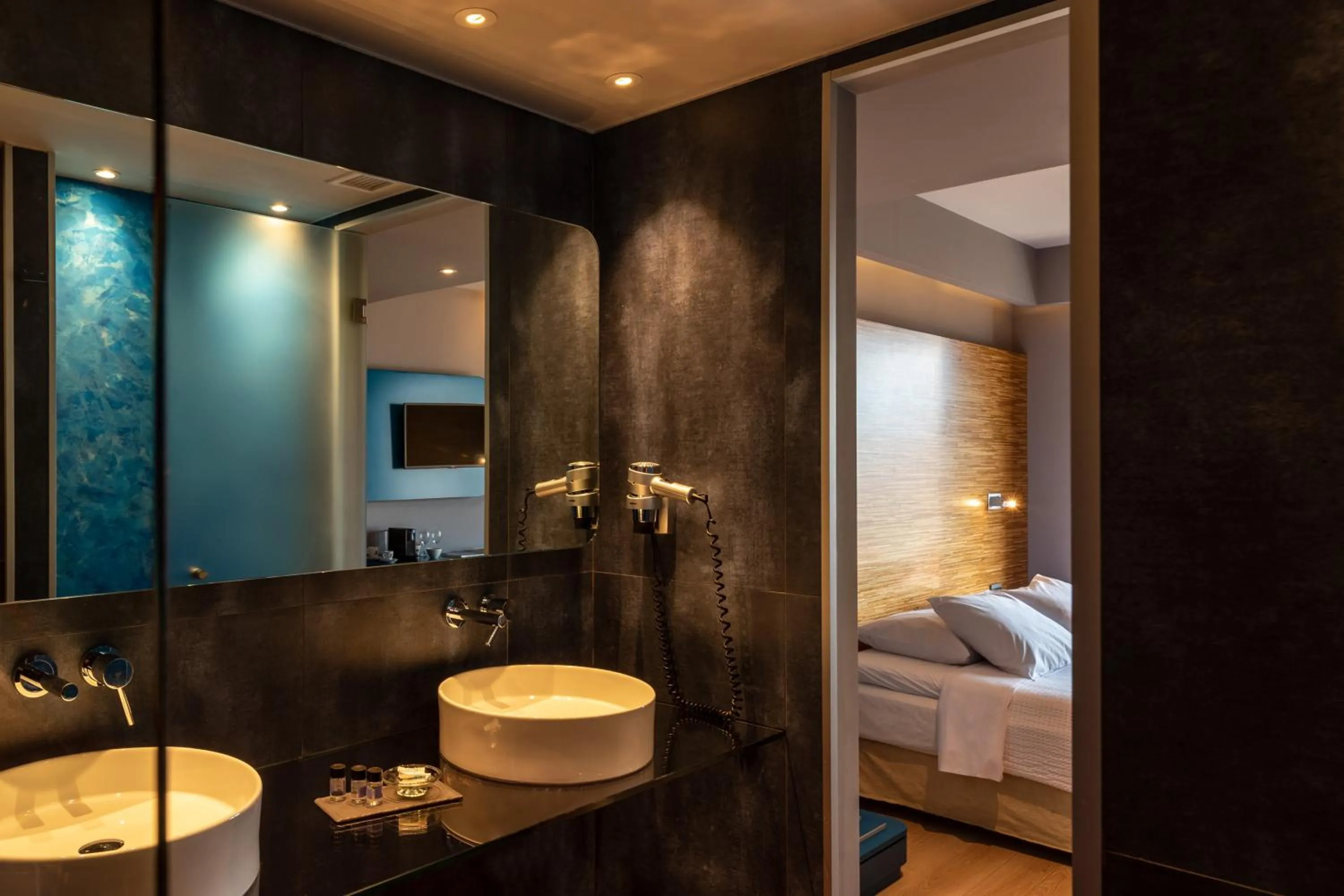 Shower, Bed in Essence Hotel