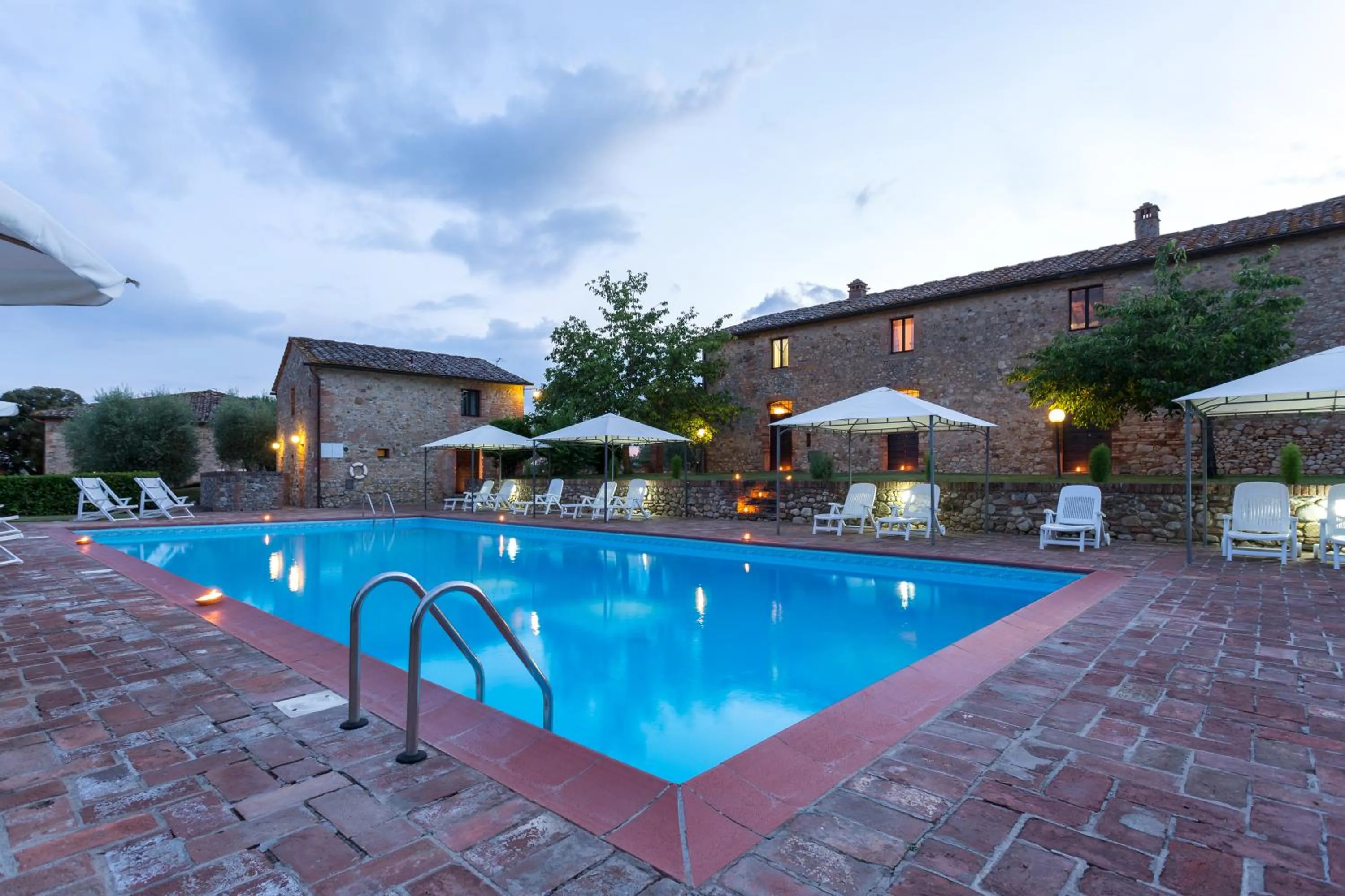 Swimming pool in Tenuta Di Monaciano