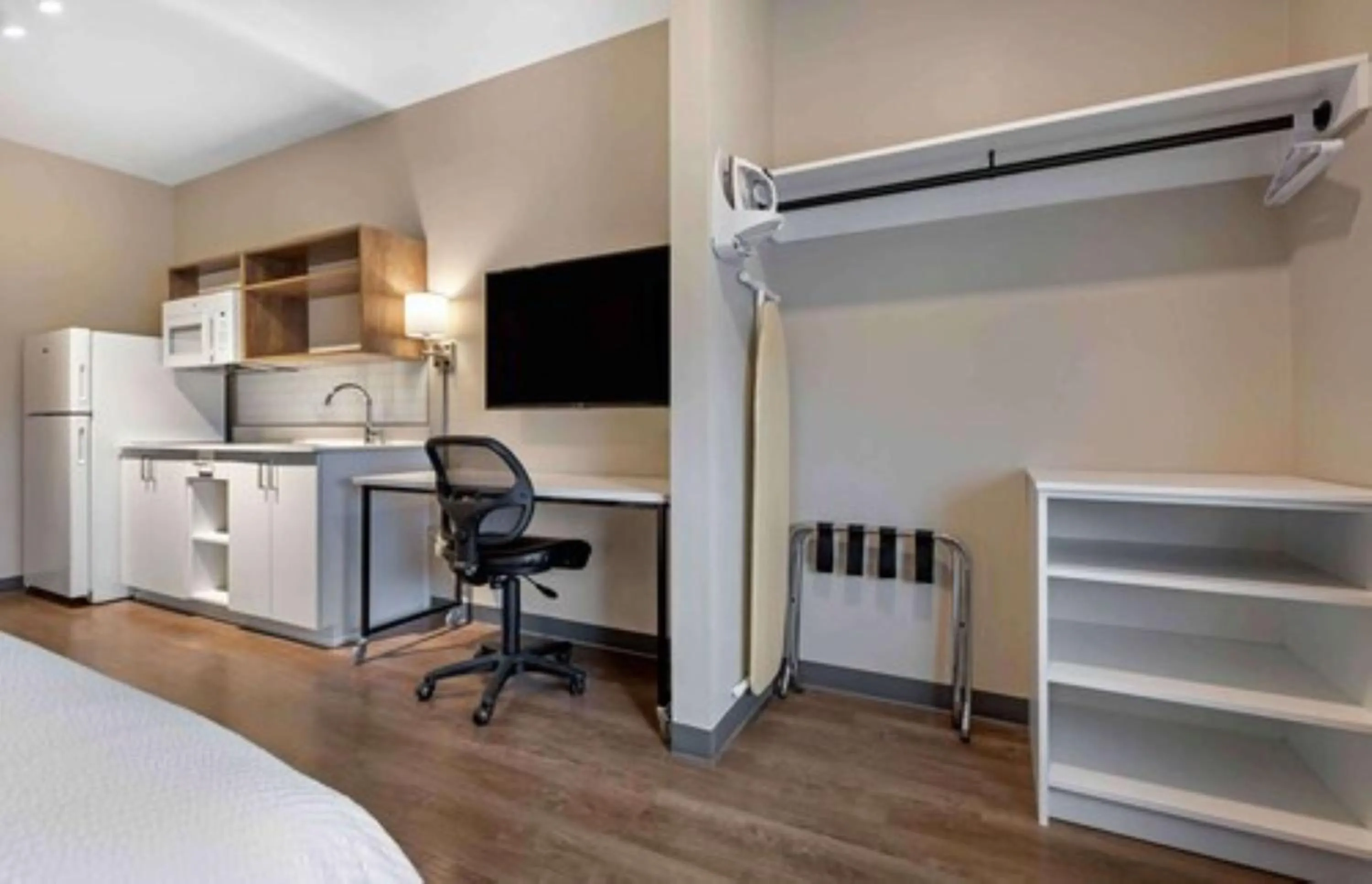 TV and multimedia, Bed in Extended Stay America Premier Suites - Colorado Springs - South