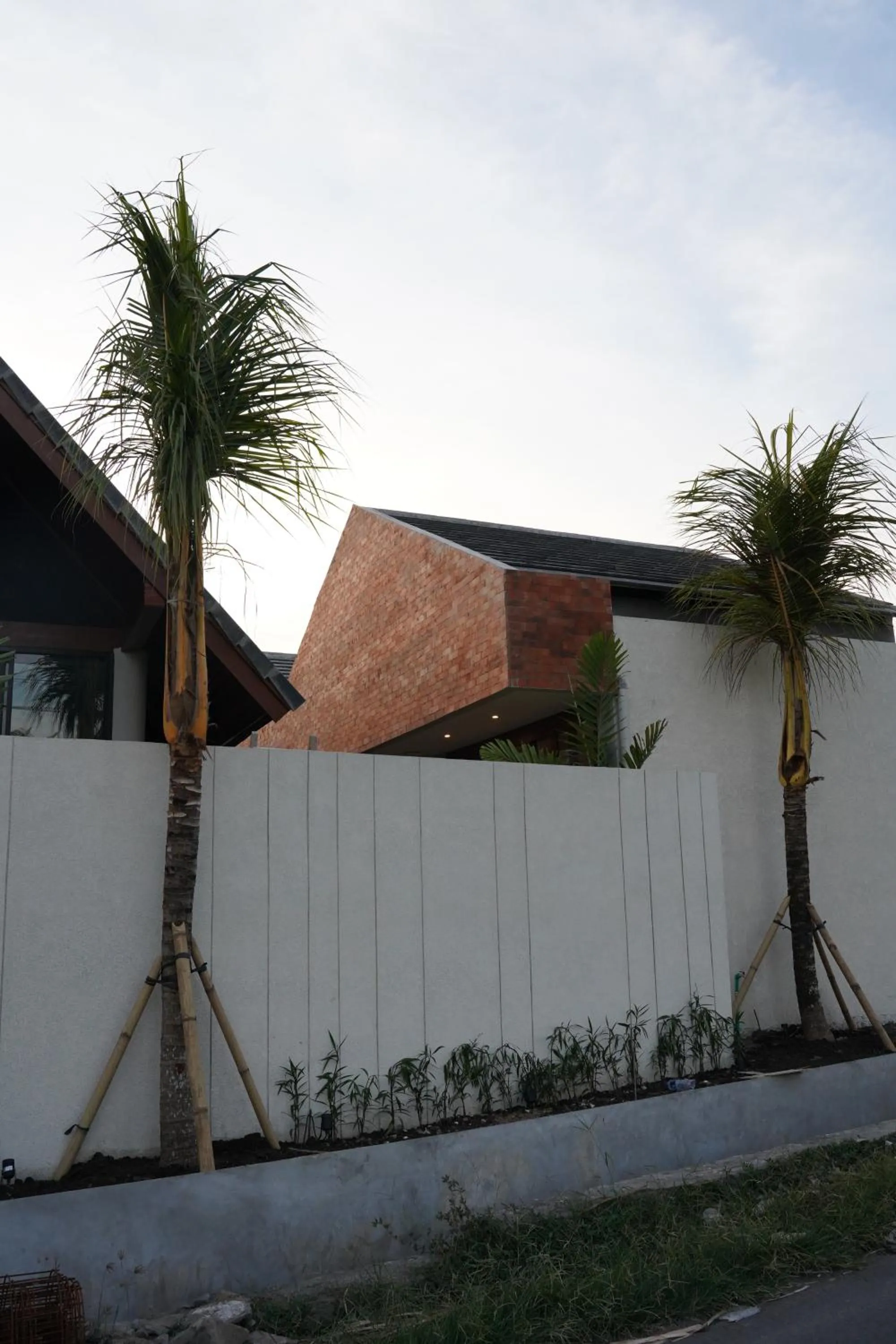 Garden in Unagi Mas Villa by Emana